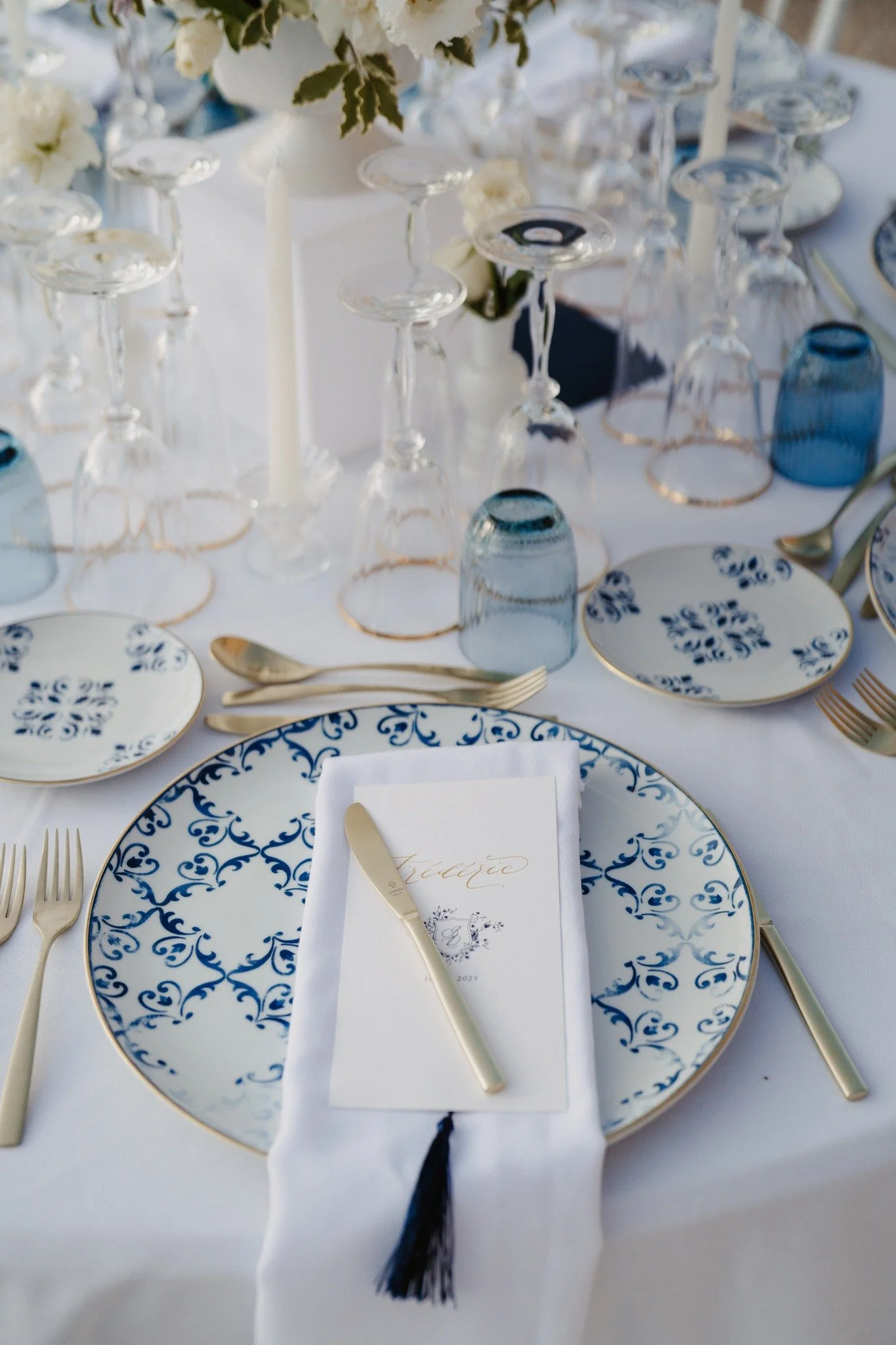 🩵 16 ao&ucirc;t 2025

Une vaisselle d&eacute;licate, parfaitement accord&eacute;e aux couleurs choisies par B &amp; D.

Des nuances douces, sublim&eacute;es par ces touches dor&eacute;es sur les verres et les couverts : le petit d&eacute;tail qui fa