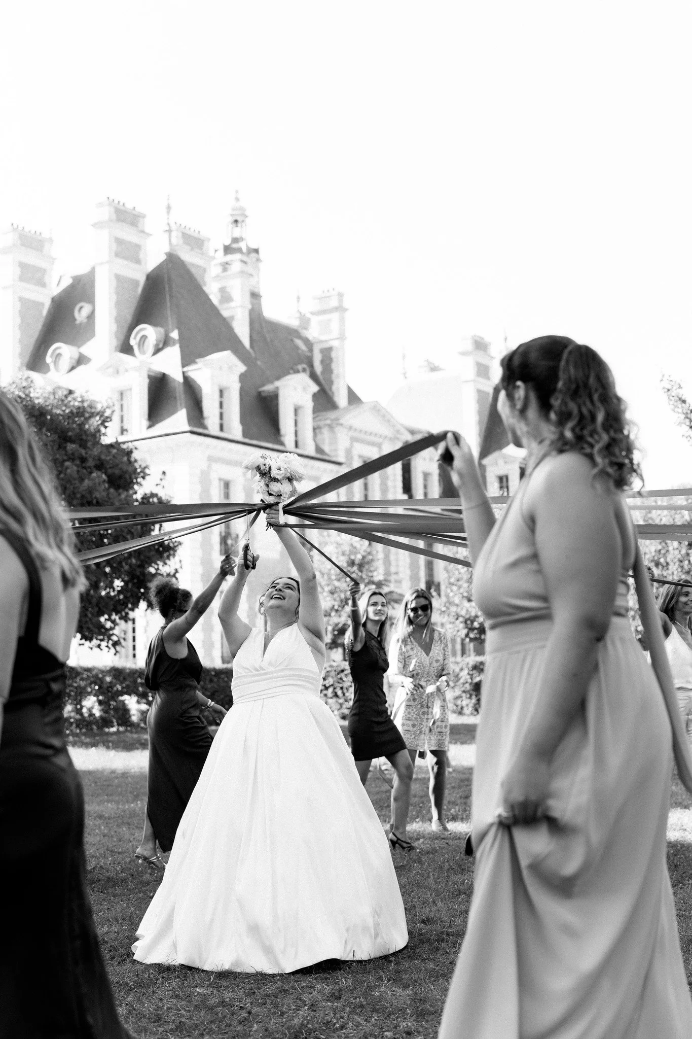 🩵 16 ao&ucirc;t 2025

Les traditions &eacute;voluent et on adore leur donner un petit twist de modernit&eacute; 🌿

Le jeu du ruban ne se limite plus au bouquet de la mari&eacute;e 🌸 Pour les invit&eacute;s, c&rsquo;est l&rsquo;occasion de remporte