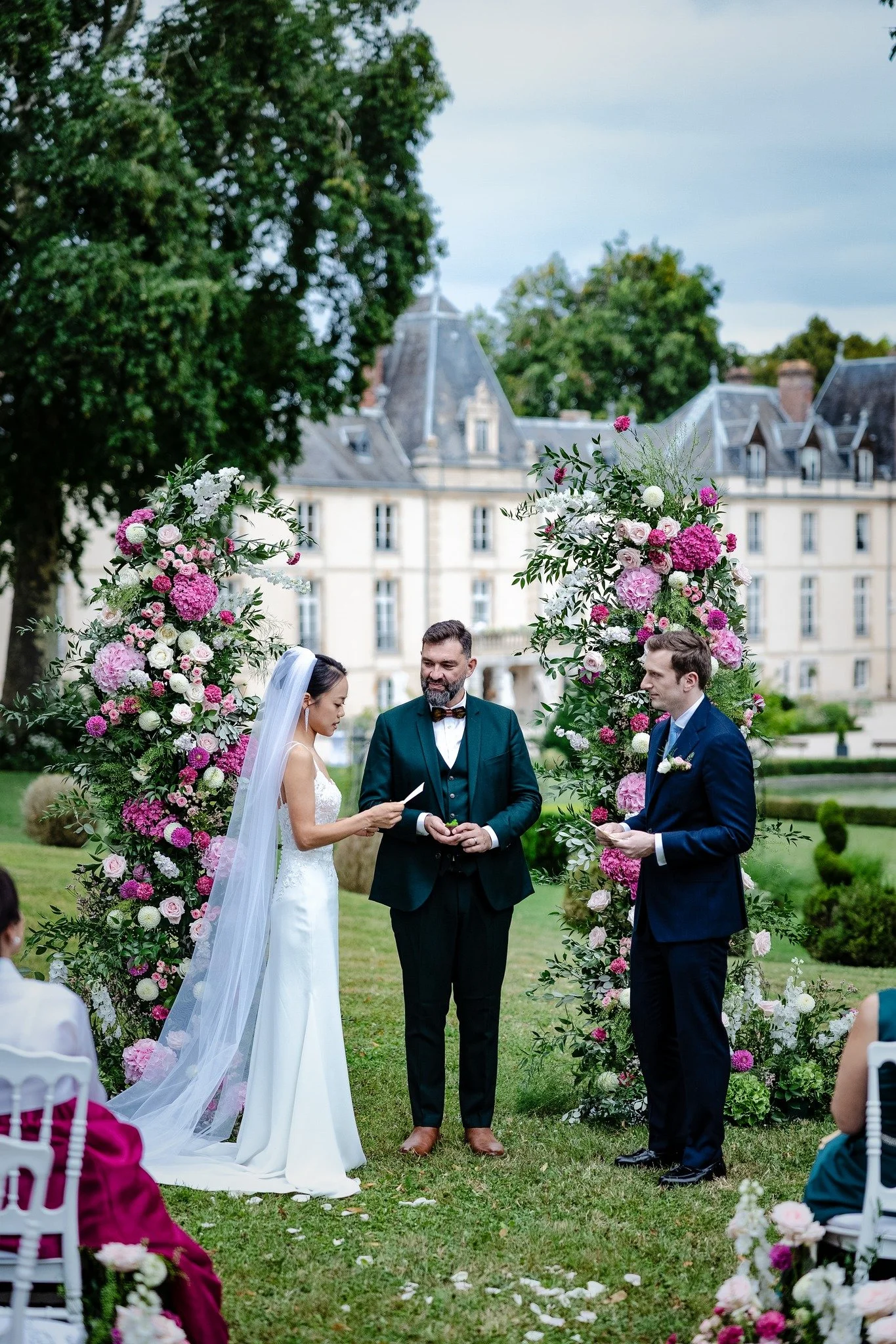 🩷 26 juillet 2025

S&amp;N &eacute;changent leurs voeux sous l&rsquo;oeil bienveillant de @lesceremoniesdemonsieuroh 

Des sourires complices, quelques larmes de joies, des &eacute;clats de rire, des souvenirs partag&eacute;s; la recette pour une c&