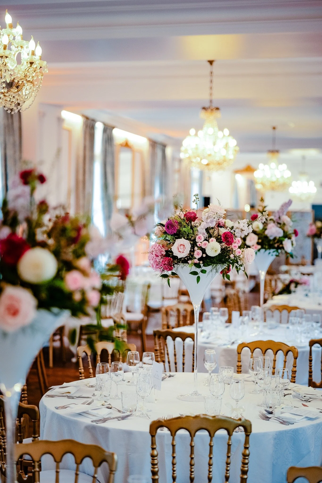 🩷 26 juillet 2025

Les compositions &eacute;l&eacute;gantes de @atout.floral 🌸

Coordination : @agence_enosi 
Lieu : @chateauaveny 
Traiteur : @erisay_receptions 
Brunch : @frushparis 
Photographe : @julien_laurent_georges 
DJ : @fm_diffusion_evene