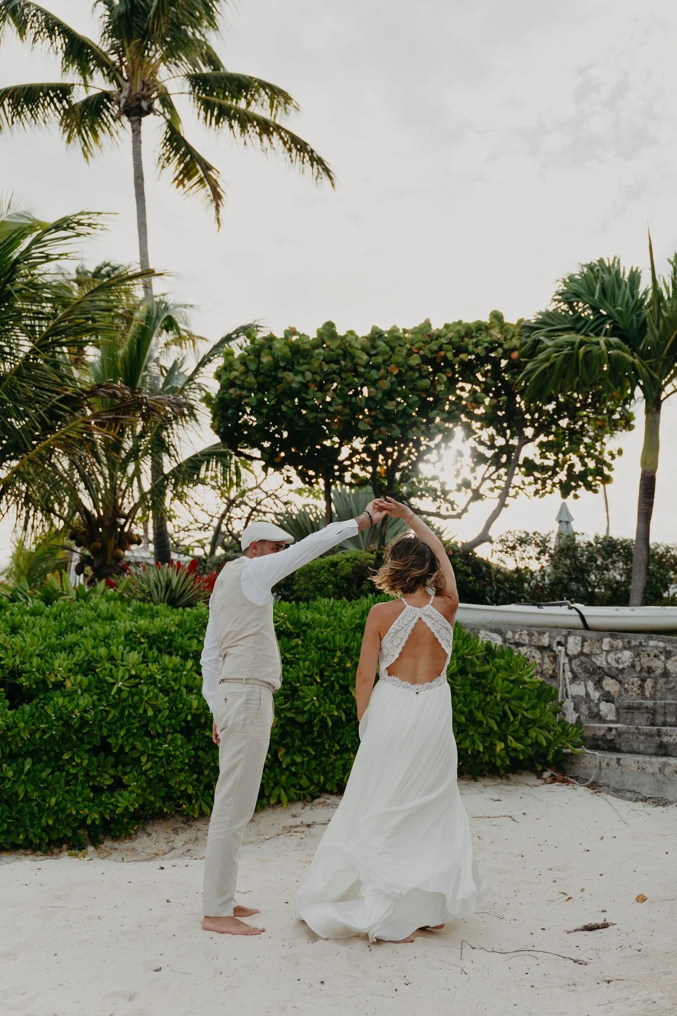 💛 15 avril 2026

Le mariage les pieds dans le sable de L&amp;Y ! 

Organisation, coordination, officiante de c&eacute;r&eacute;monie : @agence_enosi 
Lieu : Villa Delfy - @villaprestigeantilles 
Traiteur : @thibaultbarbafieri 
Photographe : @merylvo