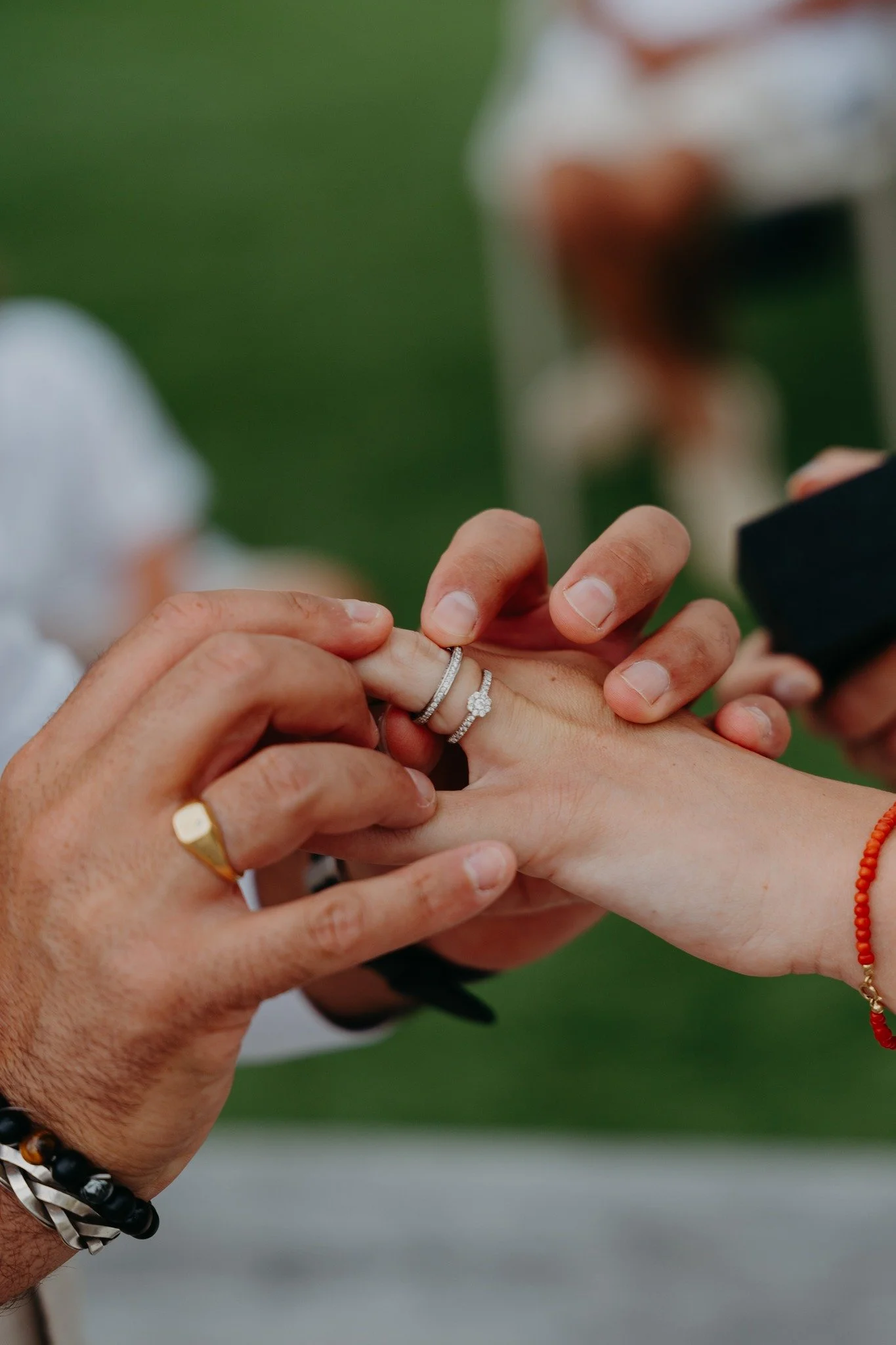 💛 15 avril 2026

L&rsquo;un des moments les plus attendus lors d&rsquo;une c&eacute;r&eacute;monie : l&rsquo;&eacute;change des alliances 💍

Sous les yeux de leurs invit&eacute;s, L&amp;Y se disent oui pour la vie et s&rsquo;&eacute;changent leurs 