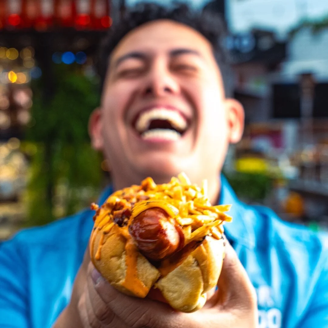 &iexcl;Esta sonrisa puede ser la tuya! Porque esta frankfurter con cheddar y tocino es mucho es mucho m&aacute;s que eso. Son vaaaaaaarias mordidas de felicidad.

P&iacute;dela en @la22sangucheria en nuestro Mercado de Miraflores.

#Somos28 #SomosExp