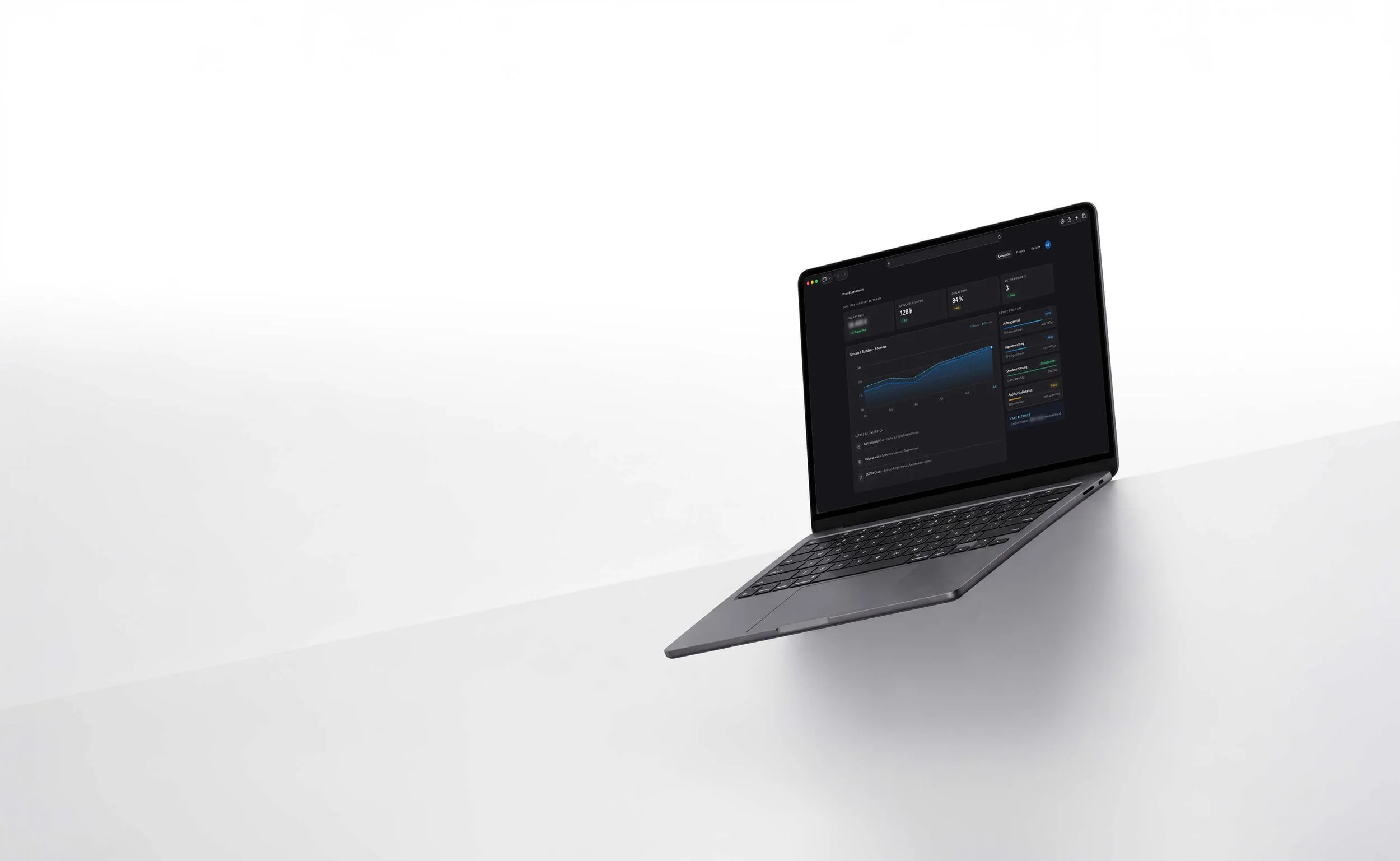 Ein Laptop auf einem weißen Tisch mit geöffnetem Bildschirm, auf dem eine Statistiksoftware mit Diagrammen und Daten zu sehen ist.