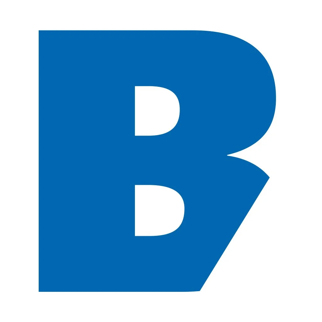 Ein großes, blaugefarbiges Logo mit den Buchstaben B, B, und einer Zahl 7 in einer rechteckigen Form.