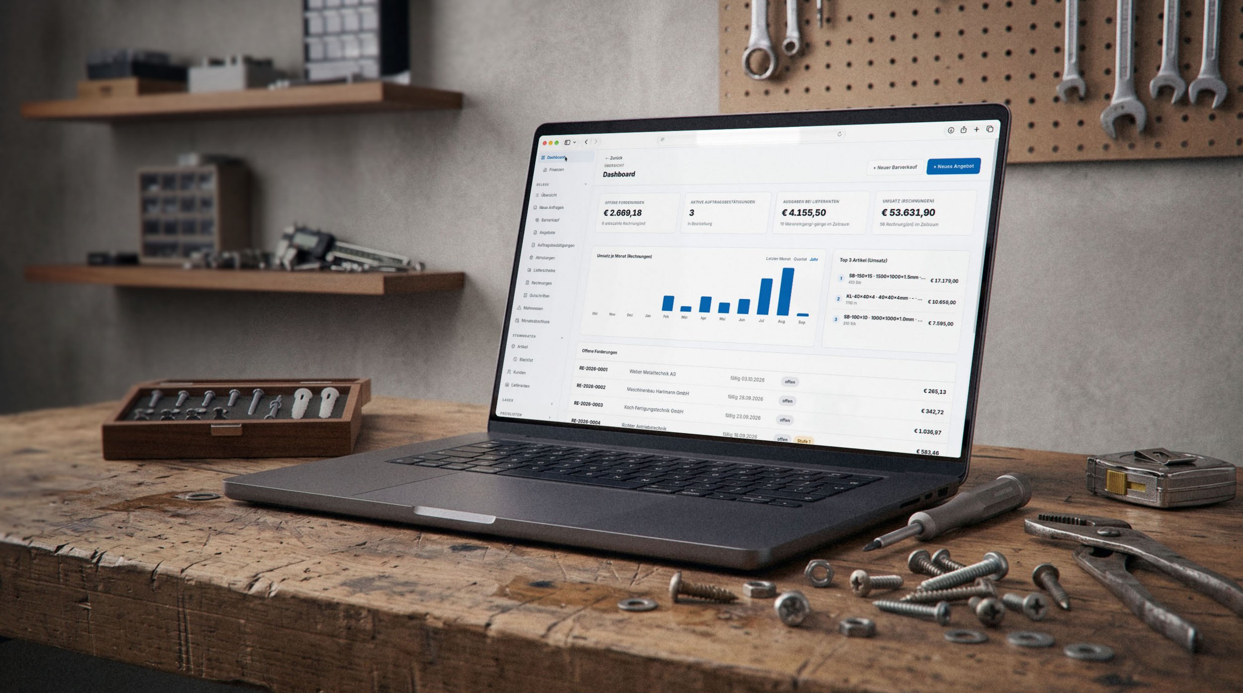 Laptop zeigt ein Dashboard mit Geschäftsdaten auf einem Holztisch, umgeben von Werkzeuge und Schrauben in einer Werkstatt.