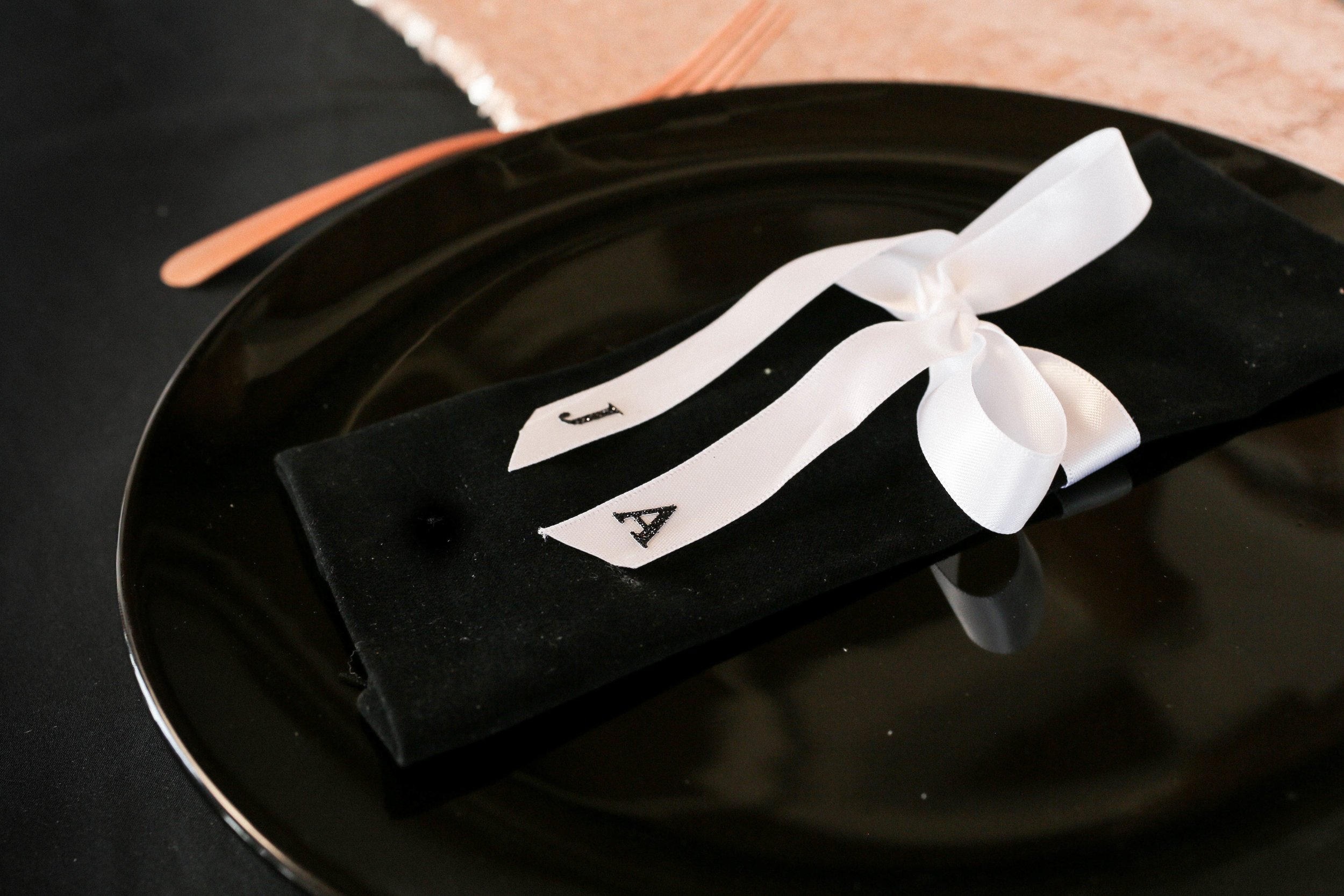 DIY BLUE, SILVER, WHITE & BLACK TABLE SETTING / CHEAP EASY WEDDING