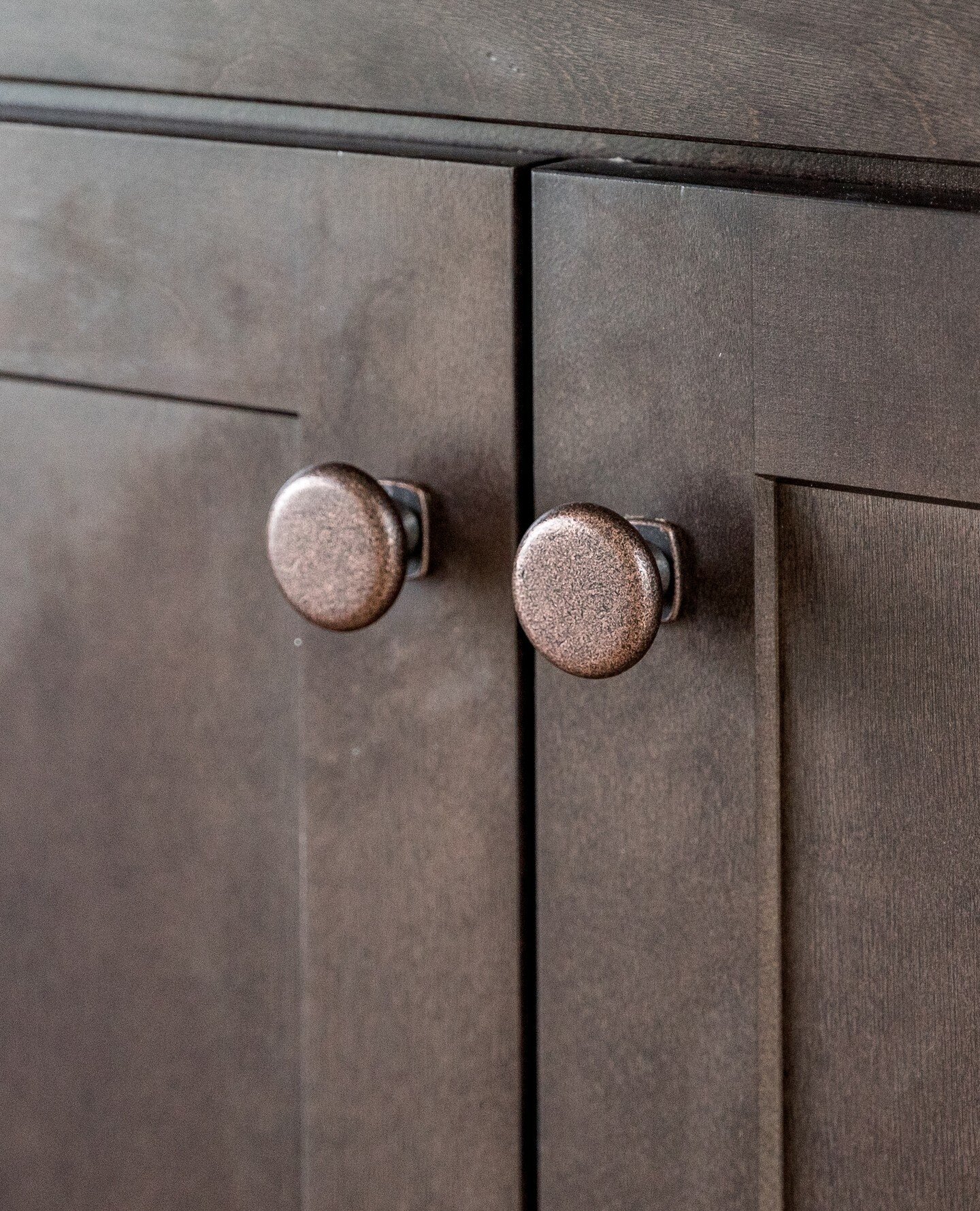 We are obsessed with these dark walnut cabinets paired with rustic hardware that exudes timeless charm and modern sophistication. The deep tones of the walnut create a warm ambiance, while the rustic hardware adds a touch of raw beauty. Do you like t