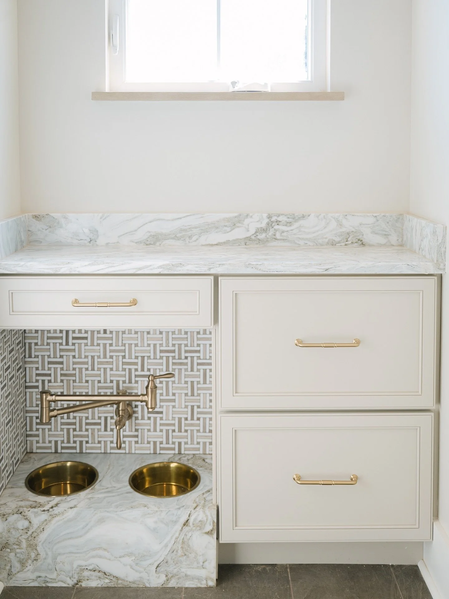 Your dog called. He said he&rsquo;s tired of basic.⁠
From a Dutch door with charm to a built-in feeding station with marble + brass bowls (and even a pot filler just for them)&hellip; this is your sign that your pup deserves an upgrade too 🐾✨⁠
⁠
Pro
