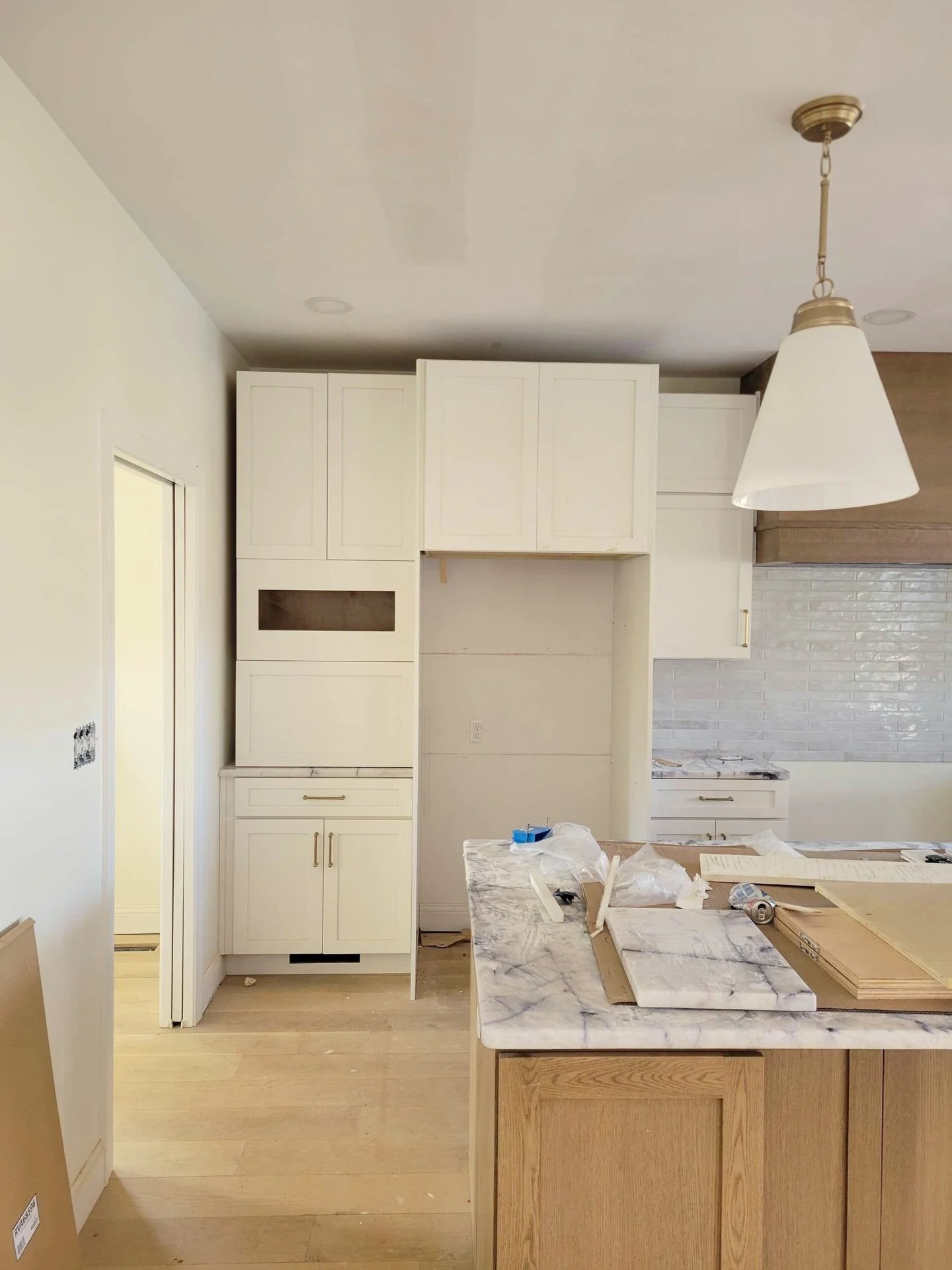 Nothing beats watching a kitchen come together piece by piece...the cabinets, the textures, the little details that make it feel intentional.⁠ But the moment the custom range hood goes in? That&rsquo;s when the whole vision clicks into place.⁠
⁠
This