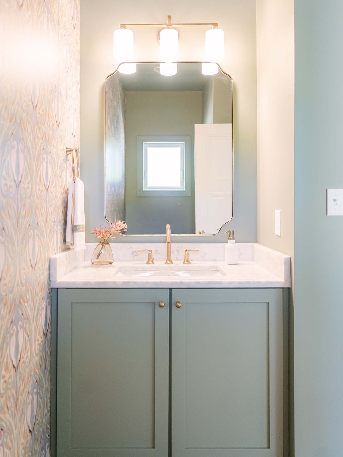 This is your sign to stop playing it safe and add some color and pattern to your powder room 🙌⁠
⁠
⁠
Project: ⁠Sapphire Shores⁠
Builder: @frankgoodbuilders⁠
Design &amp; Cabinetry: @britneygoodinteriors⁠
Photos: @mullinsmediaco