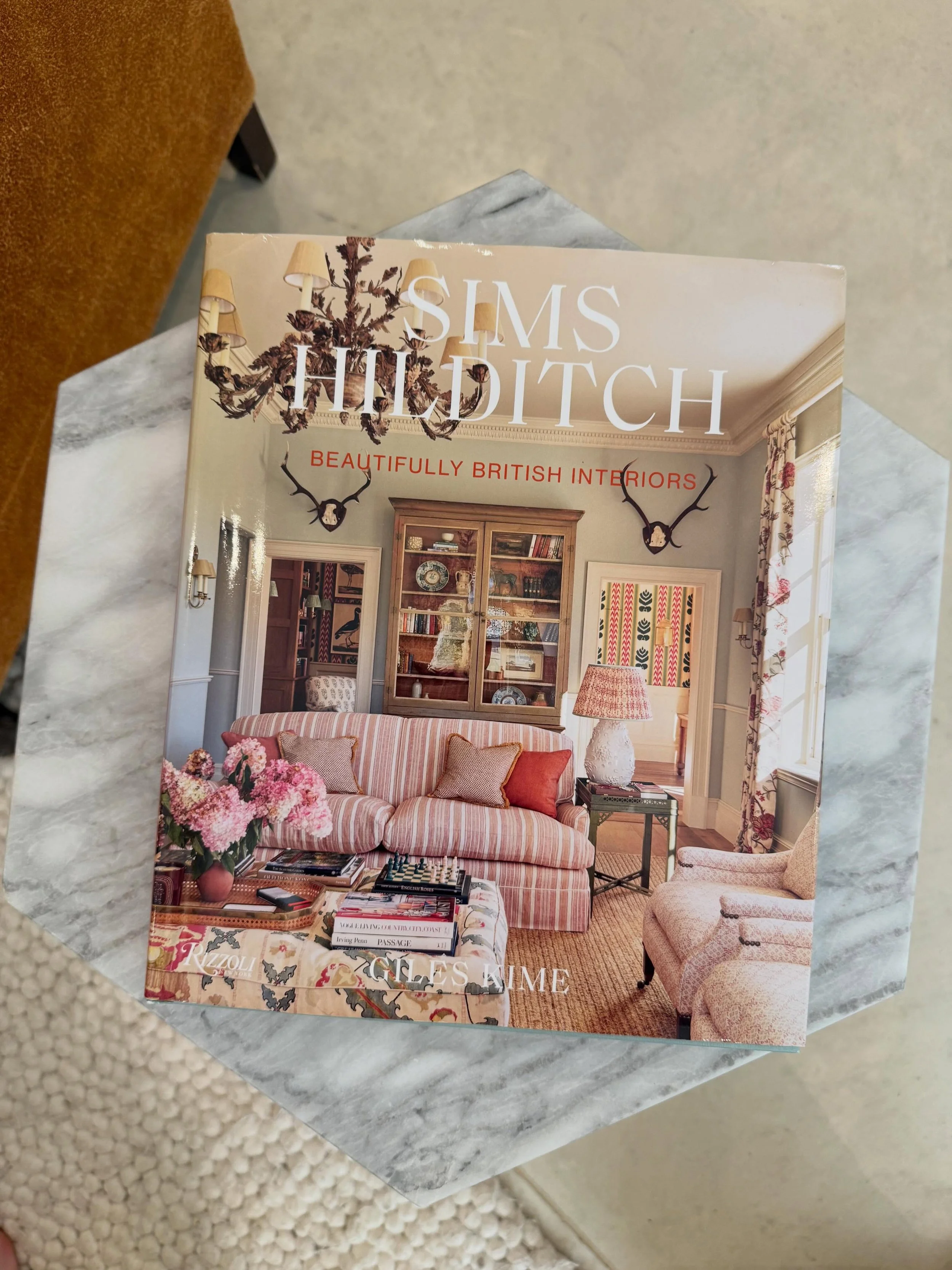 Currently obsessed with the @simshilditch book. Beautiful interiors, timeless design, and endless inspiration. 

Thankyou @jj_jenniwithani and co ❤️