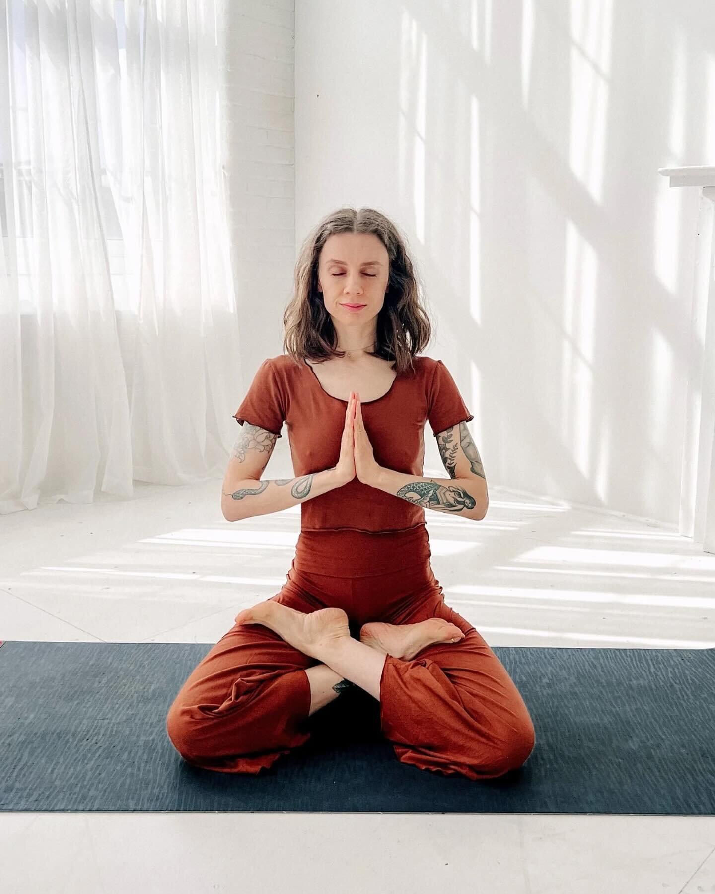 Welcome @lizztruitt to the Whole Sky teaching team! She is teaching our Wednesday morning Vinyasa class which has moved to a NEW time - 7:30am. For friends around this week, she is also subbing the Tuesday and Thursday 7am classes on April 2 and 4. ✨