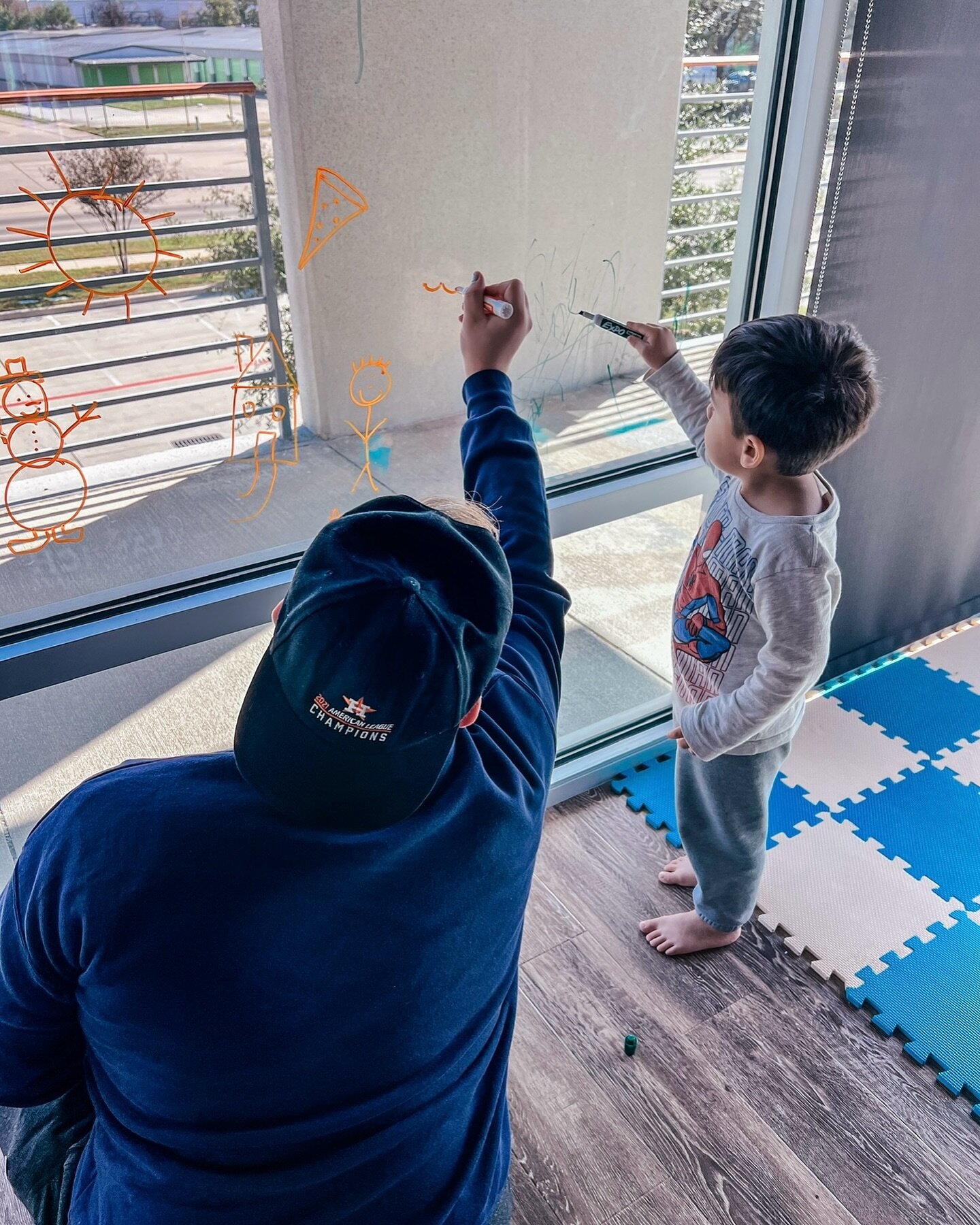 Our floor-length windows are the perfect canvas 🎨✍🏼✨ S/O to our very own Lalo for hanging with our kiddos in between sessions! #PediatricTherapy #HoustonTherapy #HoustonTherapist #SpeechTherapy #OccupationalTherapy #PhysicalTherapy #PediatricOccupa