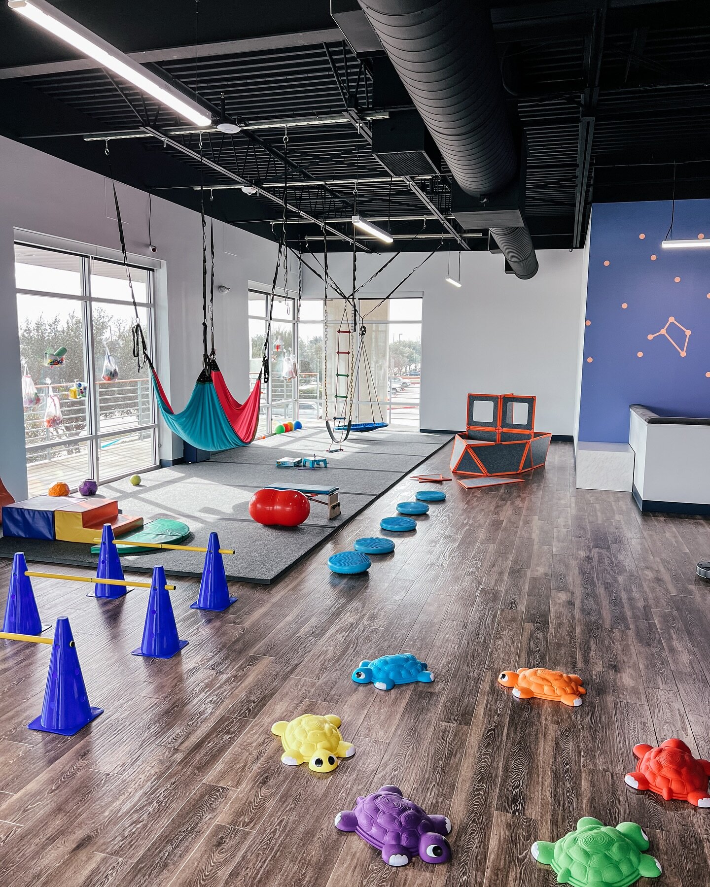 So much room for activities!!! Our open concept therapy gym allows our therapists to bring ~anything~ in to make therapy fun and engaging! 💫 #PediatricTherapy #HoustonTherapy #HoustonTherapist #SpeechTherapy #OccupationalTherapy #PhysicalTherapy #Pe