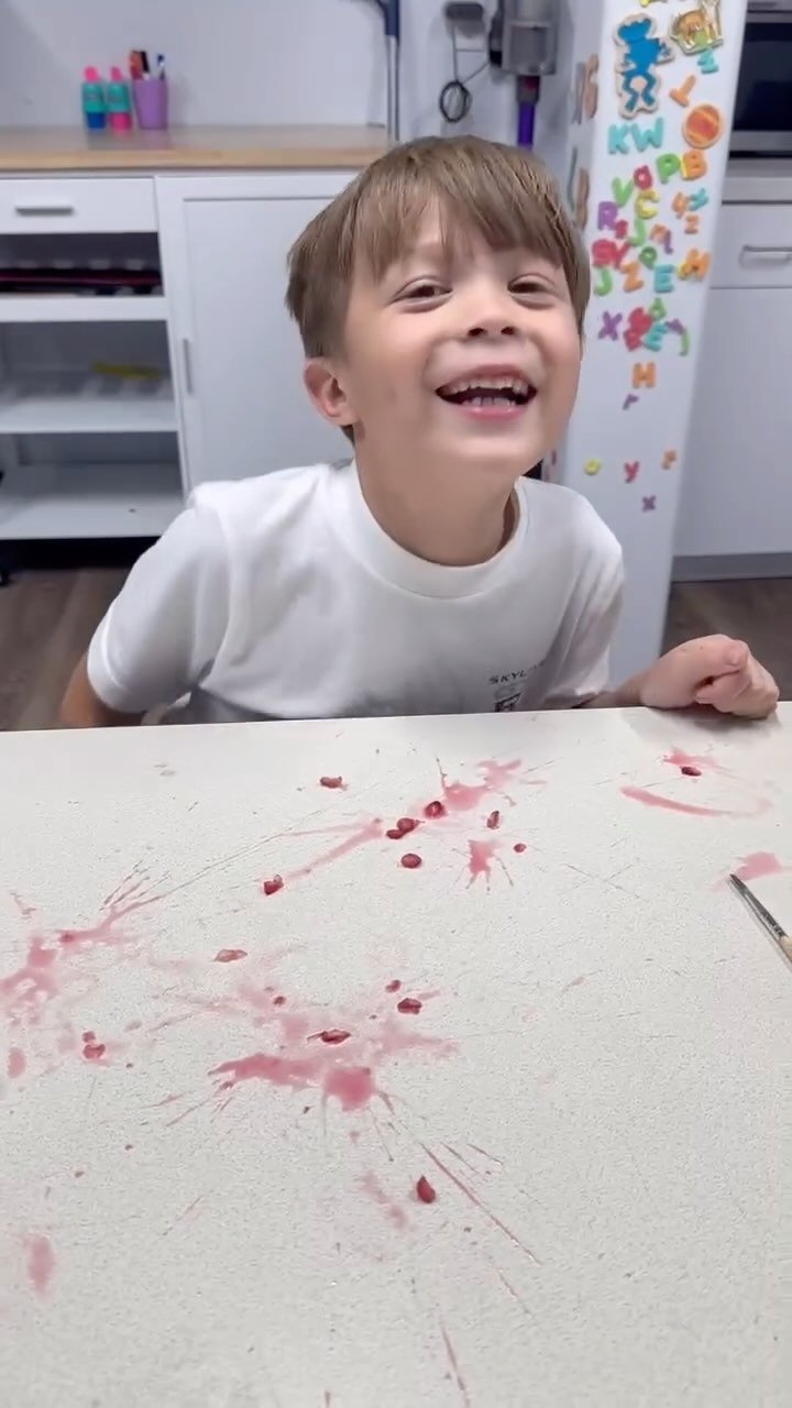 Feeding therapy at Launch is a total smash 💥!
This little guy is crushing pomegranate seeds and crushing his goals, too 🍎👊
We support kiddos with:
• Sensory food aversions 🤢
• Limited diets (picky eating) 🥦❌
• Feeding difficulti