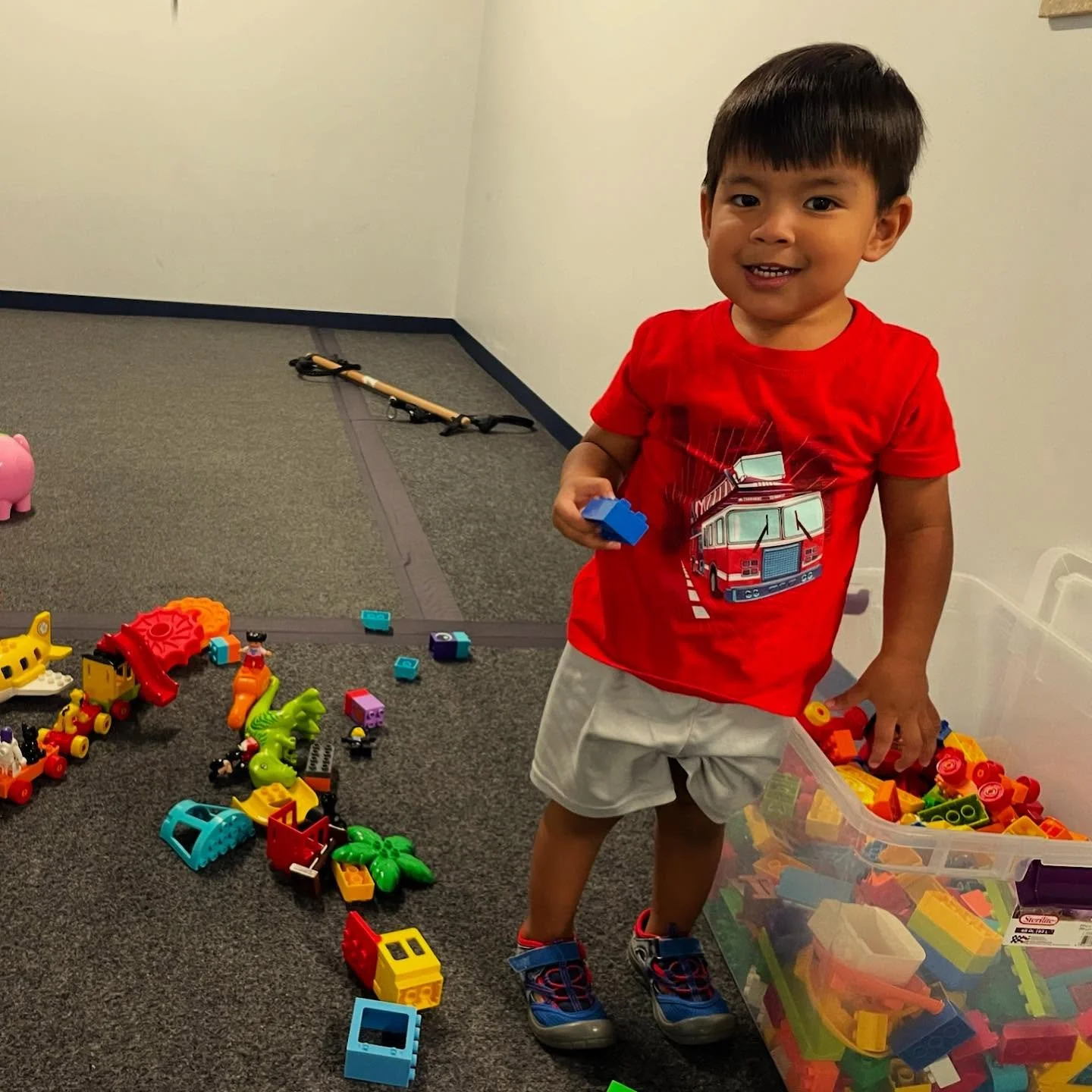 🚂✨ Tracks, towers, and tons of talk!
Our little builder was on a roll today with @legoeducation DUPLO blocks, practicing core speech and OT goals without even realizing it. From labeling animals to taking turns and requesting colors, this session w