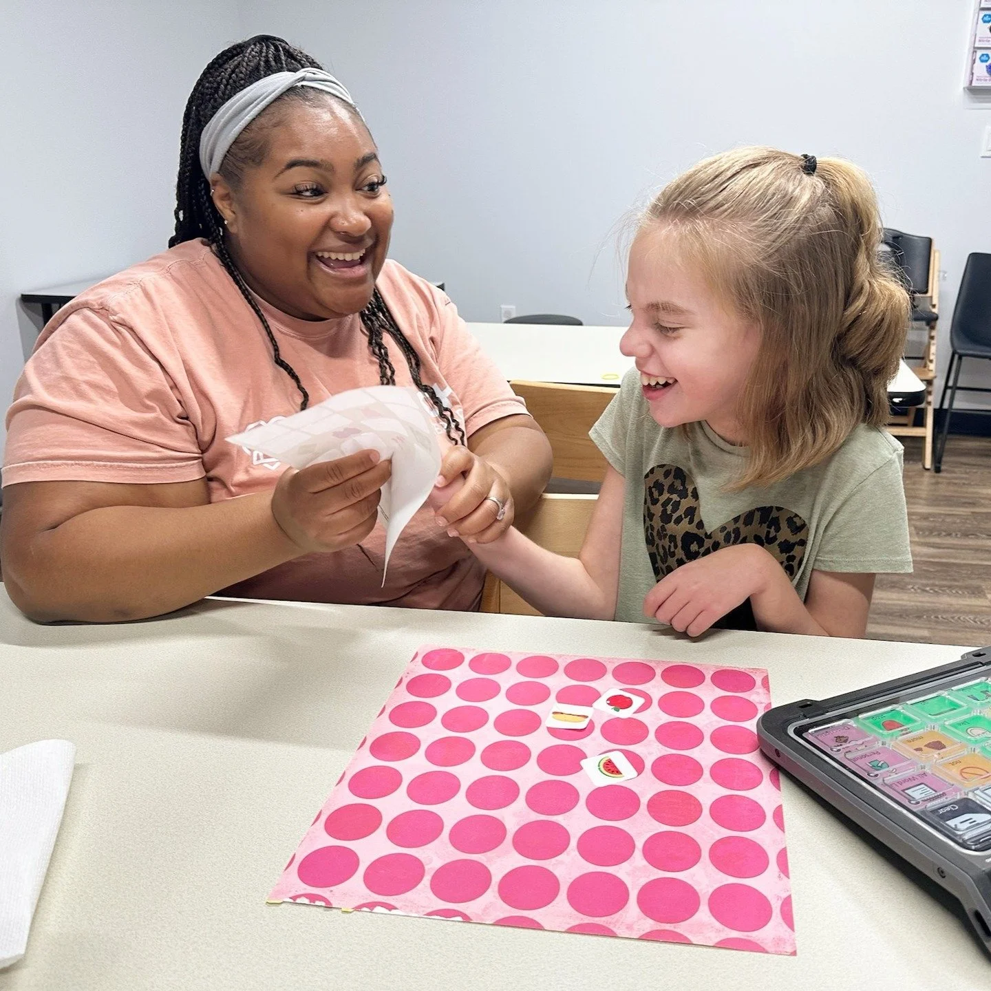 🎉 Sticker time = Skill time! 🎉
Today in OT, our superstar kiddo was on a sticker mission — peeling those stickers off the sheet and placing them on target.
What looks like just sticker fun is actually a sneaky workout for:
✨ Pincer Grasp