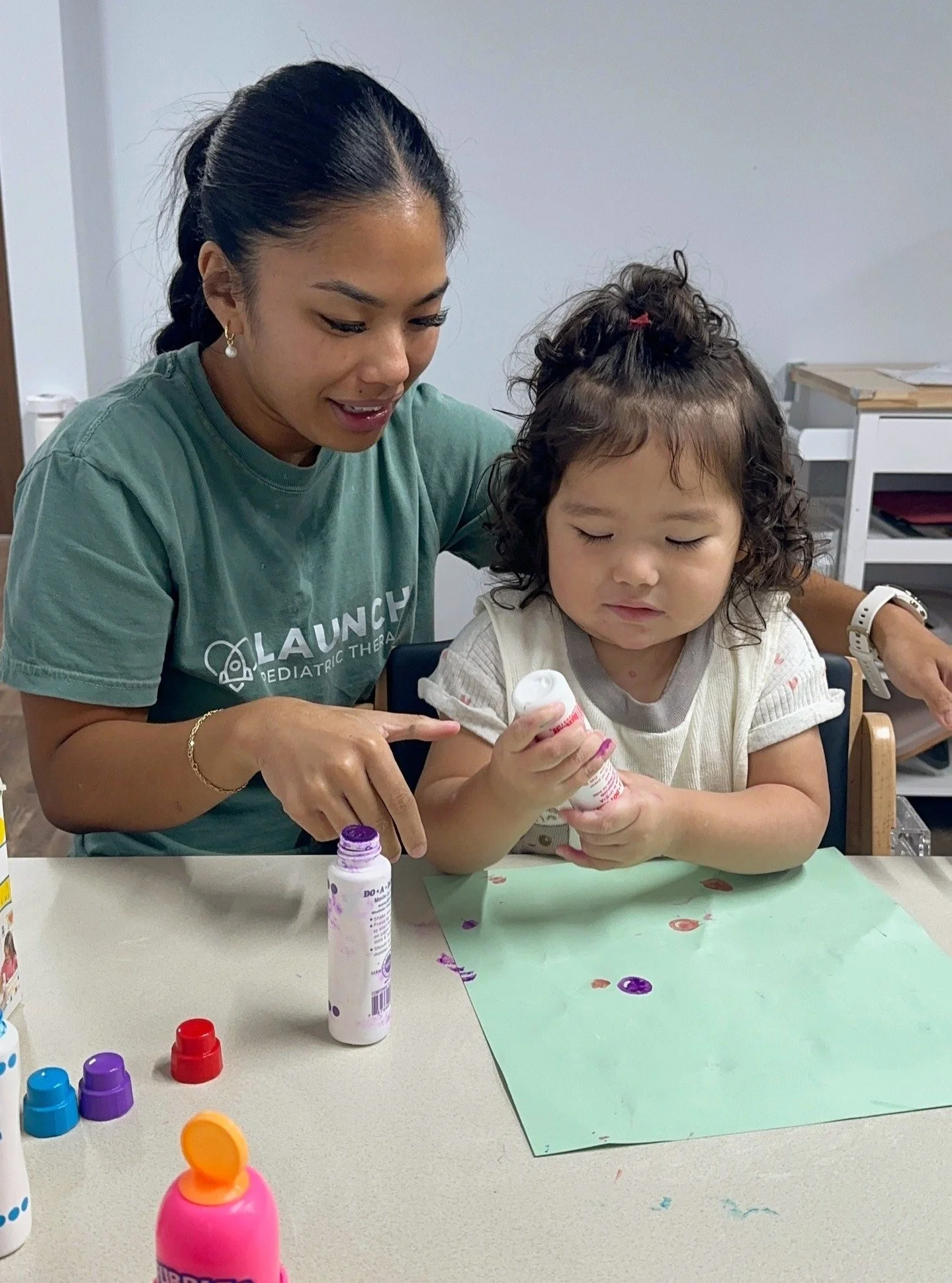 🎨 Dot markers aren't just fun—they are a powerful therapy tool!
Today, this little astronaut is building key developmental skills while creating a colorful masterpiece. Here's how:
⭐️Grasp: Holding and controlling the dot marker helps stren
