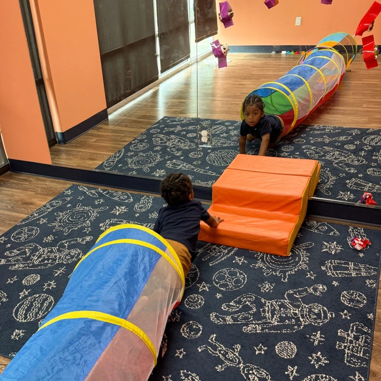 Play with a purpose — every movement is working toward meaningful goals. ✨
This kiddo is working on both occupational therapy and speech therapy goals through an engaging, multi-step activity:
⭐️Crawling through the tunnel supports core stren