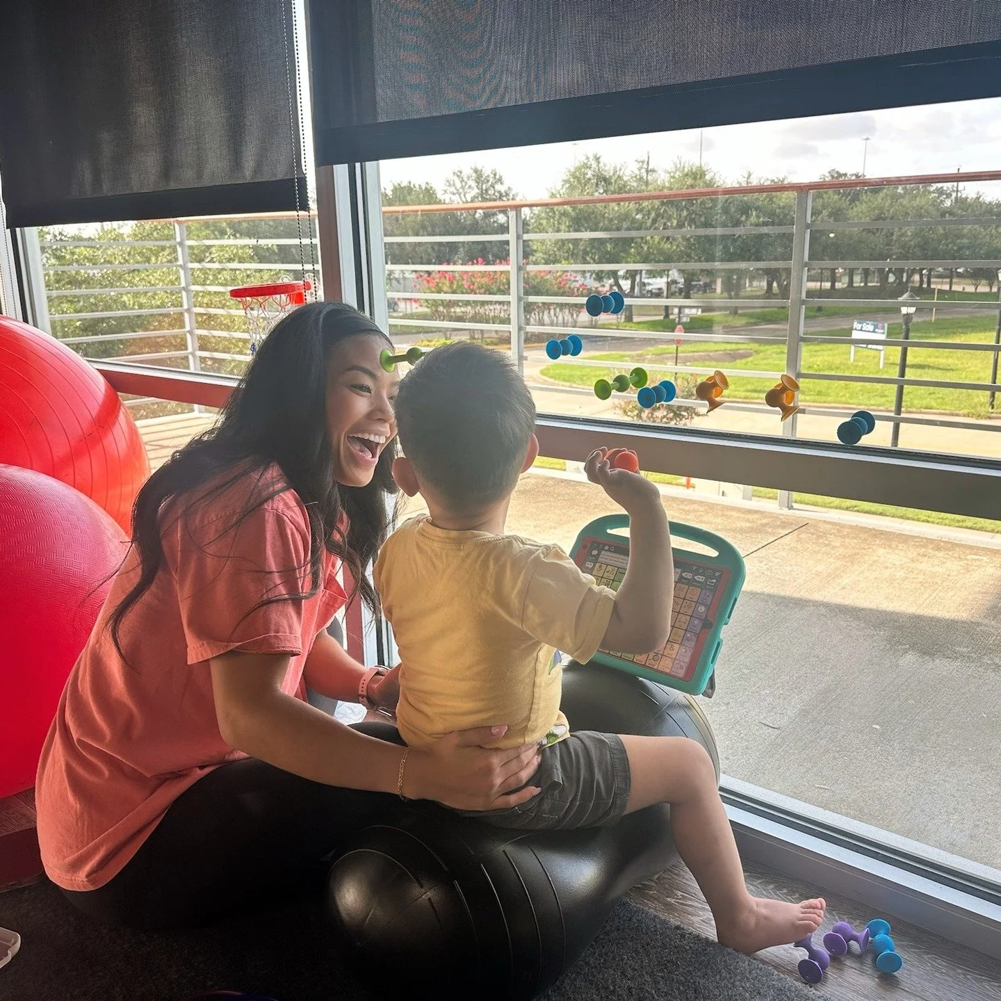 Work hard, play harder! 💥
This kiddo is working hard while having fun in his OT session.
⭐️Sitting on a peanut ball while pulling Squigz off the window: Helps improve core strength, balance, and postural control. While seated, this little astronau