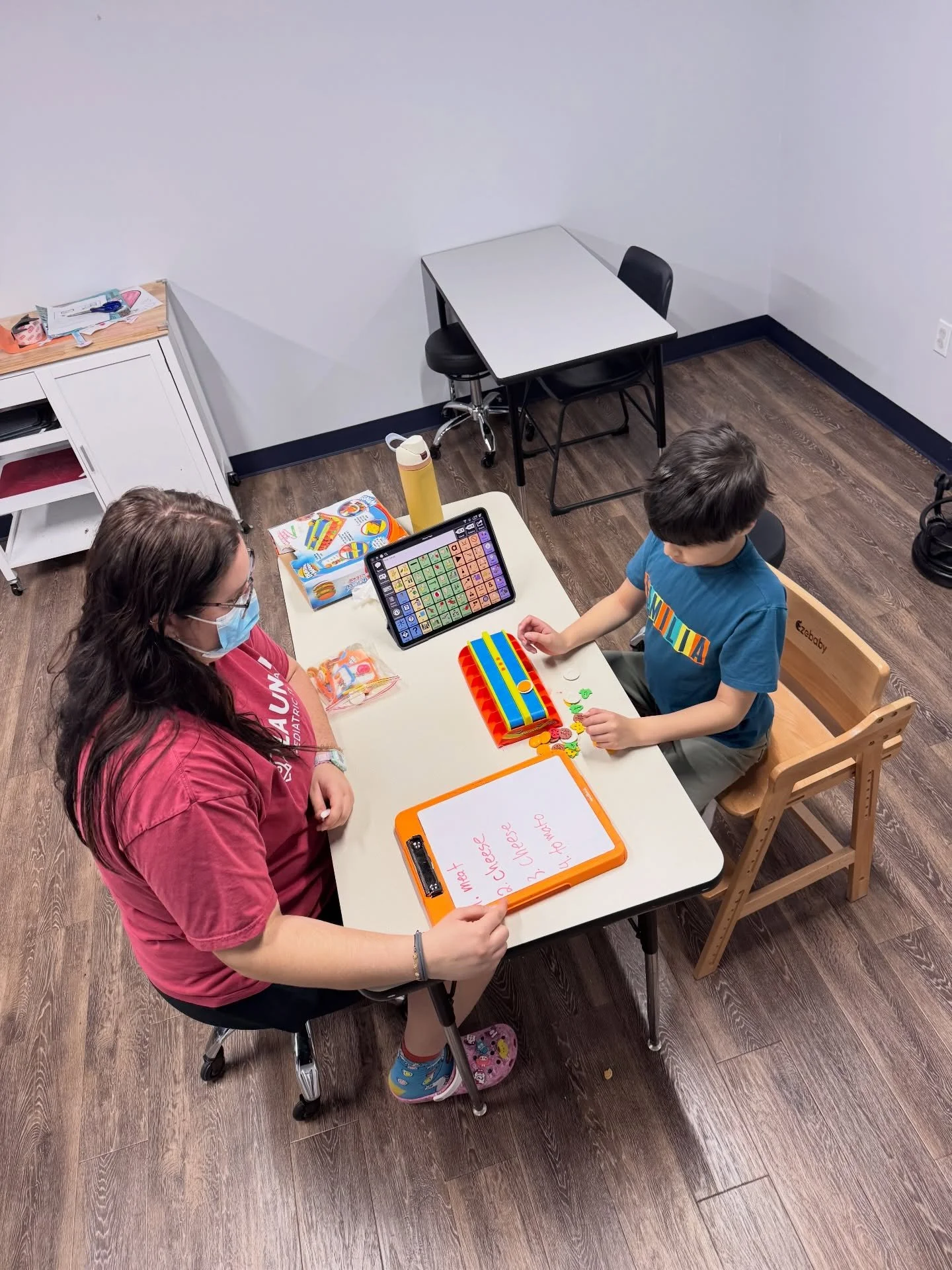 Pretend play + visual sequencing + AAC = language in action 💬✨

Today&rsquo;s shift at the Krusty Krab helped bridge thoughts into words through play-based learning 🚀🍔

#PlayBasedSpeech #AACInAction #SequencingSkills #PediatricSpeechTherapy #Launc