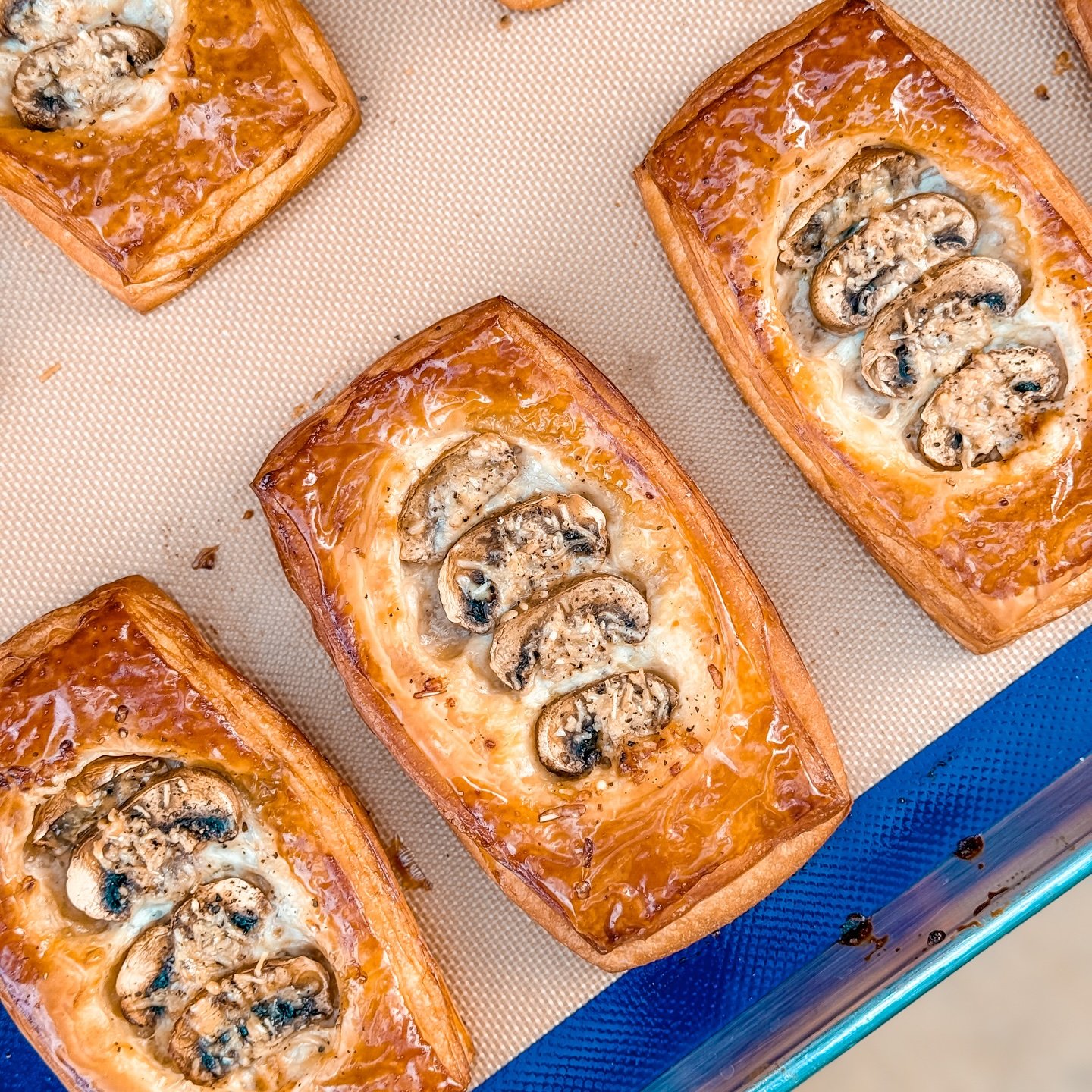 Golden, flaky perfection topped with cheesy mushroom goodness and a rich b&eacute;chamel sauce with Parmigiano Reggiano.✨ A savory treat that&rsquo;s hard to resist!&rdquo;
#kanomcafe #baltimorefoodie 
#croissant #croissantlover
