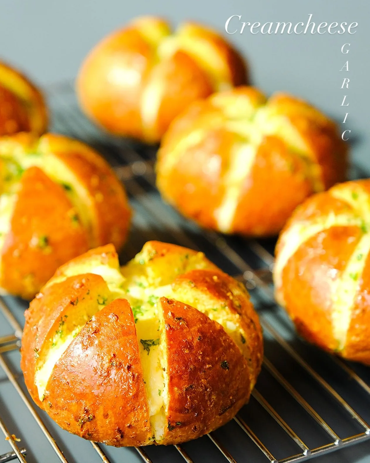 Freshly baked and packed with flavor!
Our signature Cream Cheese Garlic Buns are crispy on the outside, soft on the inside, and loaded with rich, garlicky goodness. 
Grab yours today at KANOM Cafe! ✨🧄🧀
#KANOMCafe #GarlicCreamCheeseBun #FreshlyBaked