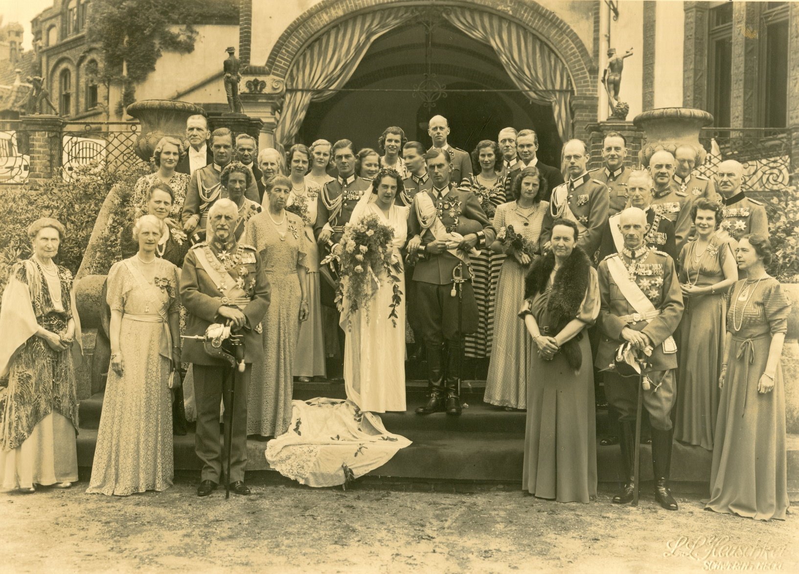 Gruppenbild Hochzeit Schwerin 1943.jpg