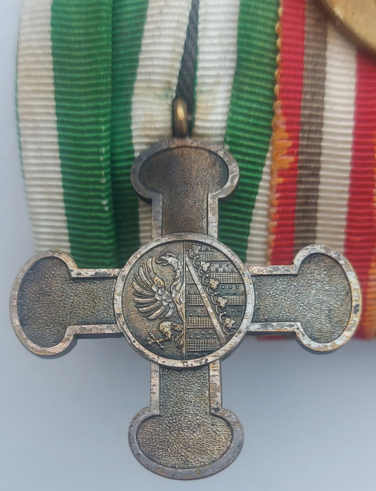 Die Ordensschnalle einer “Schwester” mit dem Marienkreuz