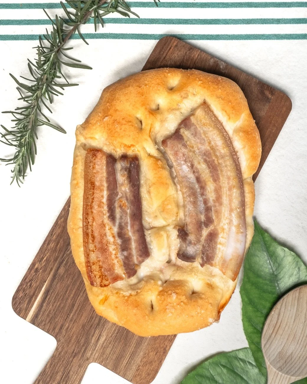 Coca de cansal&agrave; 

Tots els dies a partir de les 7:00h

🤲Artesanal
🗓️Fet a diari
🔥Forn de llenya

No et quedes sense! 

Reserva-la a la web www.fornmeri.com i evita ques!