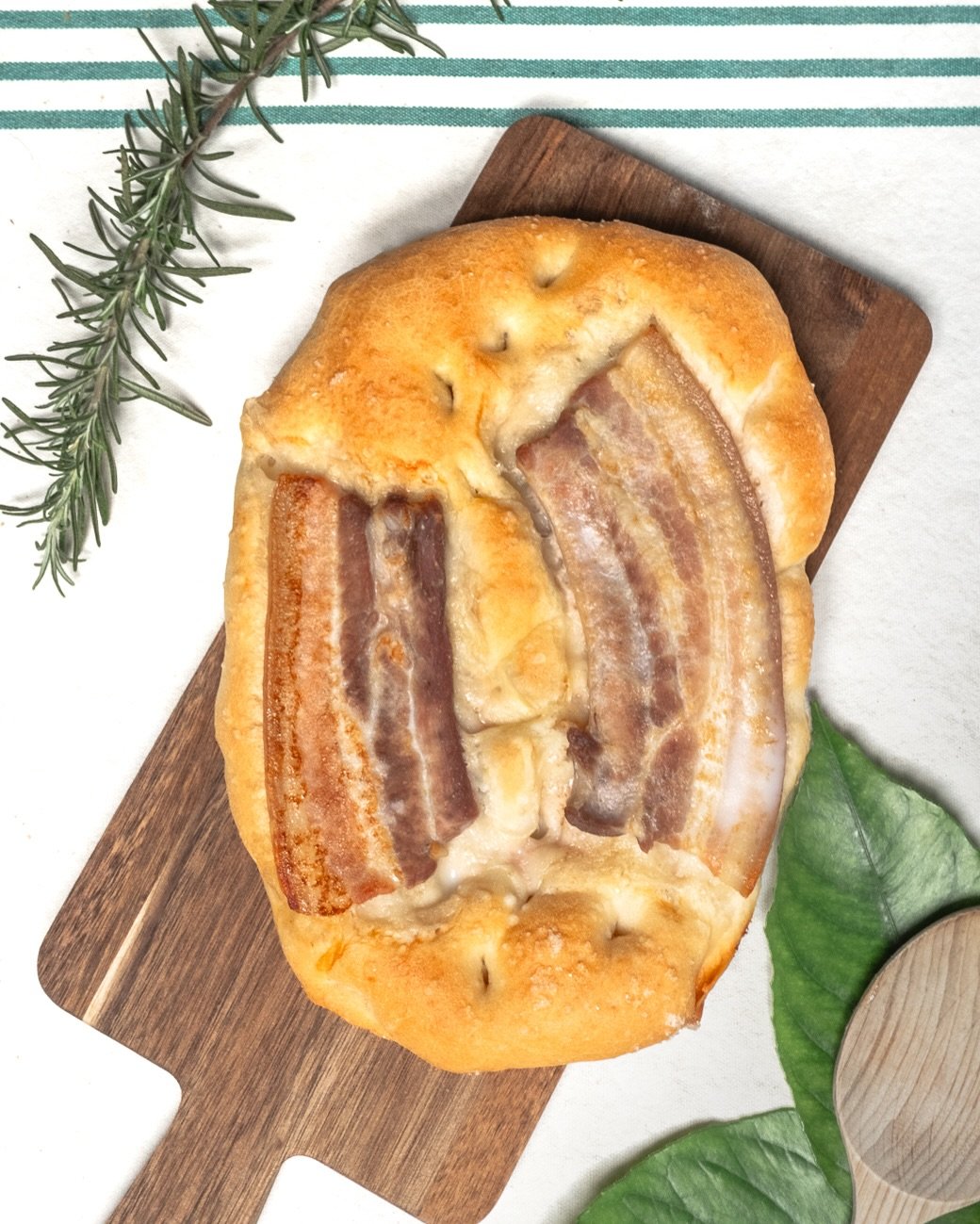 Coca de cansalà
Tots els dies a partir de les 7:00h
🤲Artesanal
🗓️Fet a diari
🔥Forn de llenya
No et quedes sense!
Reserva-la a la web www.fornmeri.com i evita ques!