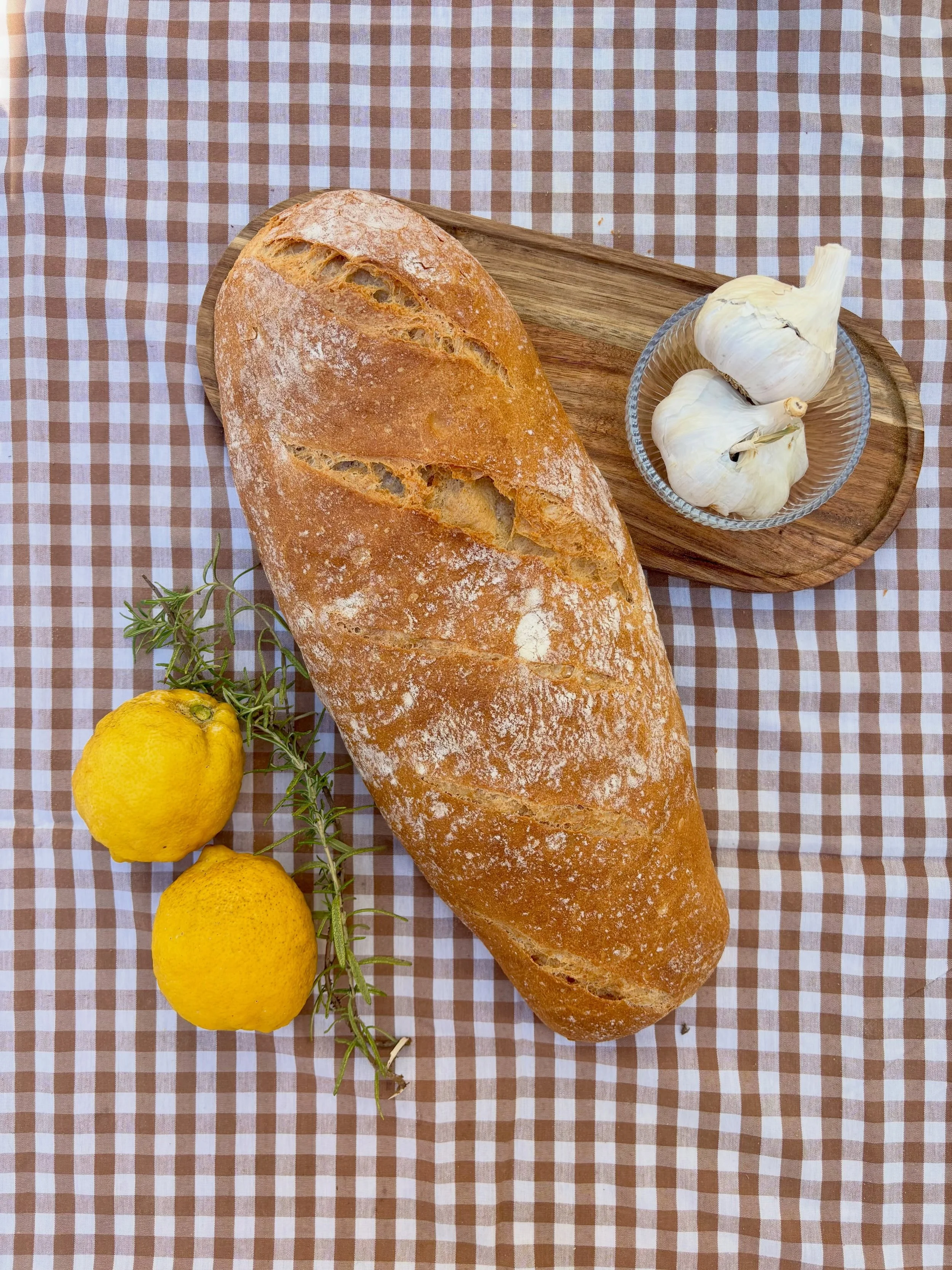 El nostre PA R&Uacute;STIC, 500gr del sabor de sempre

🥖Amb farina integral i de centeno
⏳M&eacute;s de 24h de fermentaci&oacute;
🫶🏼100% masa mare 
🤲🏼El&bull;laboraci&oacute; artesanal

Disponible els DIMECRES i DIJOUS al nostre forn, el vostre.