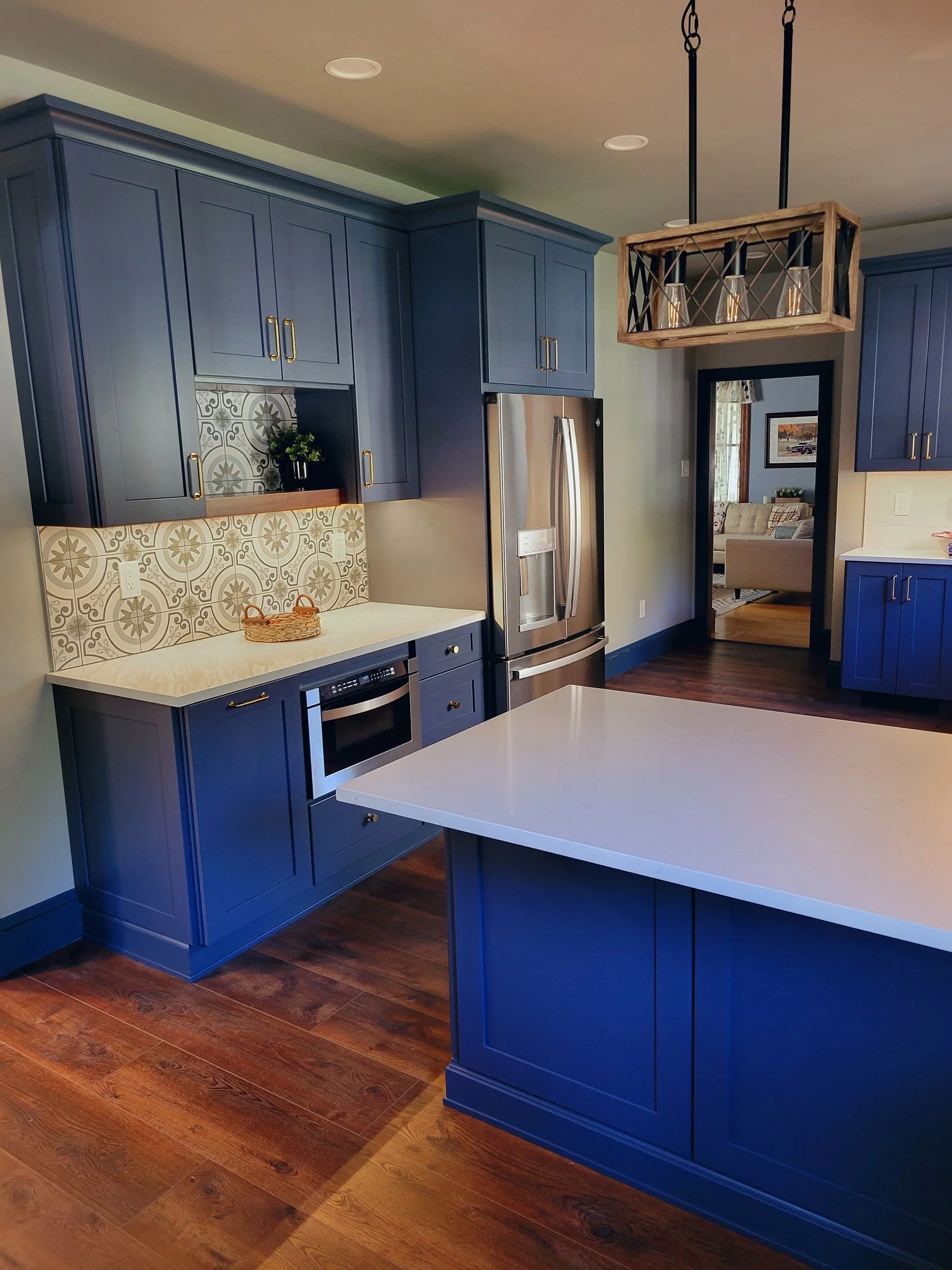 Peninsula with Farmhouse Lighting.jpg