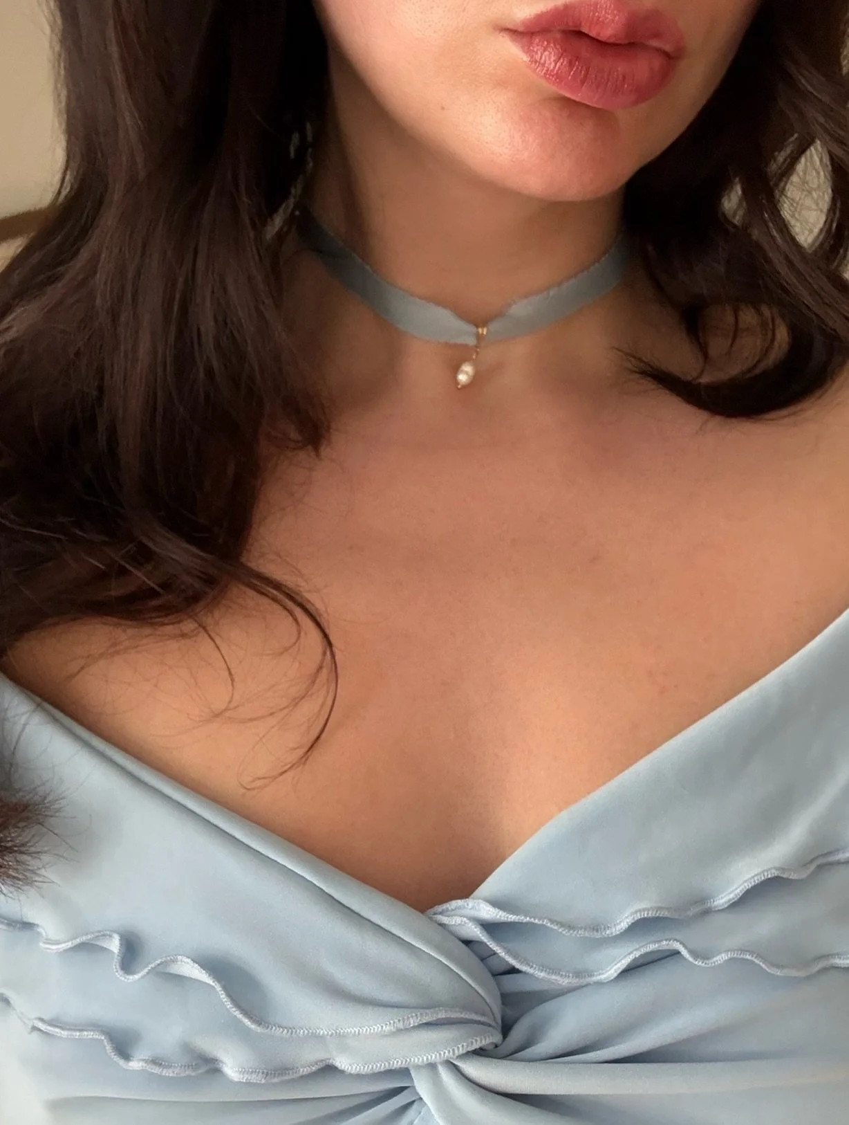 bridgerton vibes loading&hellip;🫖🎻📜🕯️🩵 #goldfilledjewelry #bridgerton #bridgertonsonnetflix #pearljewelry