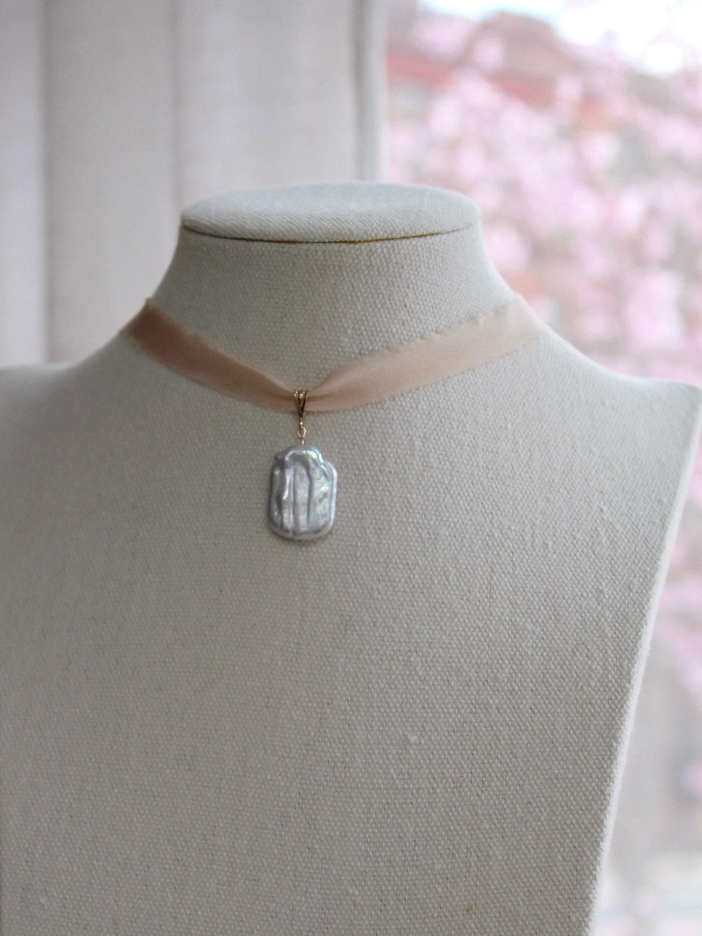 dearest gentle reader,
silk and velvet ribbon necklaces have launched 📜🫖
#bridgerton #regencyromance #regencycore #goldfilledjewelry