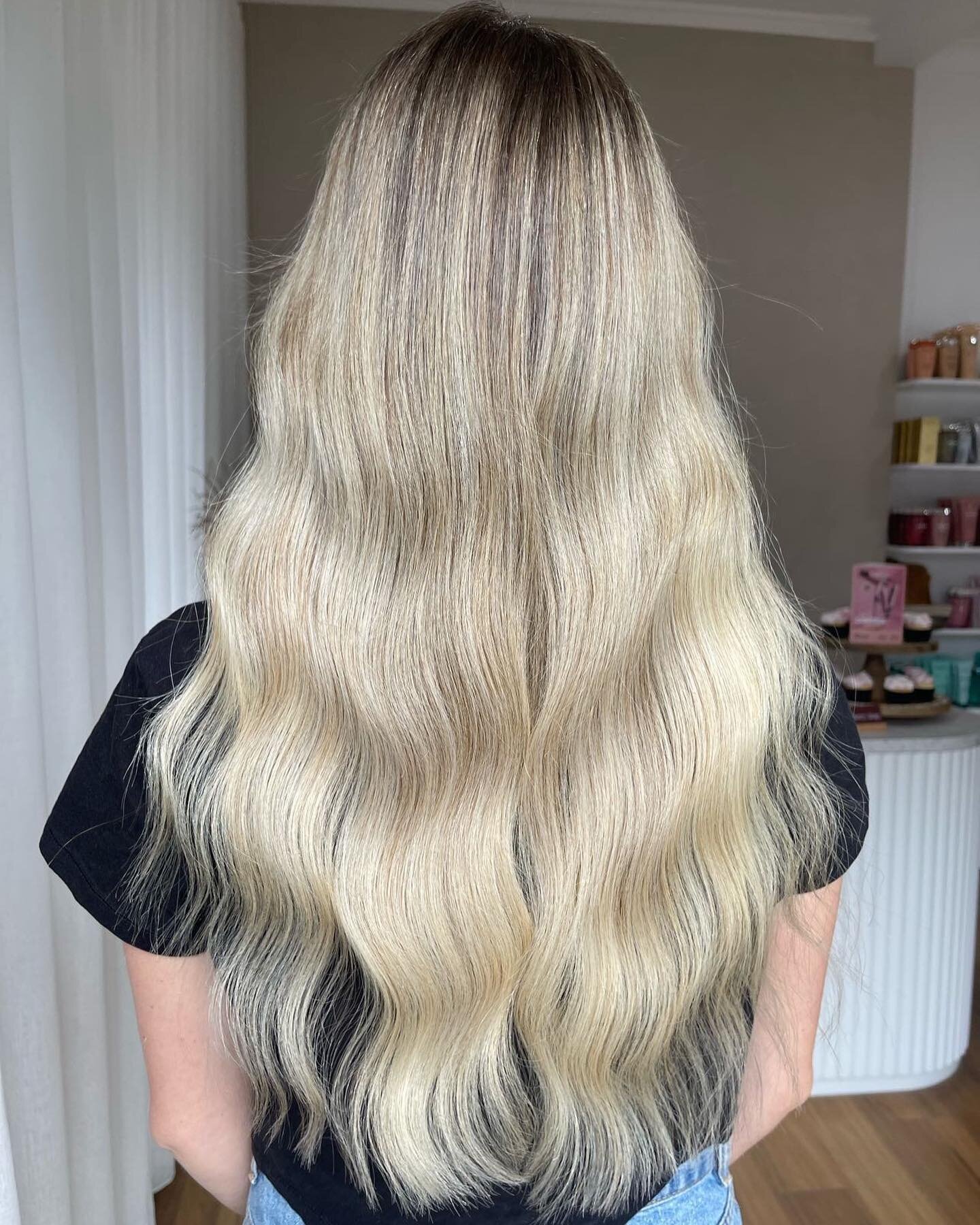 𝙂𝙡𝙤𝙬 𝙐𝙥 ✨ 

Hair services have evolved SO much over the years and a traditional &ldquo;full head of foils&rdquo; doesn&rsquo;t quite cut it anymore when you want to make a big impact. 
More techniques are required in order to achieve the Glow U