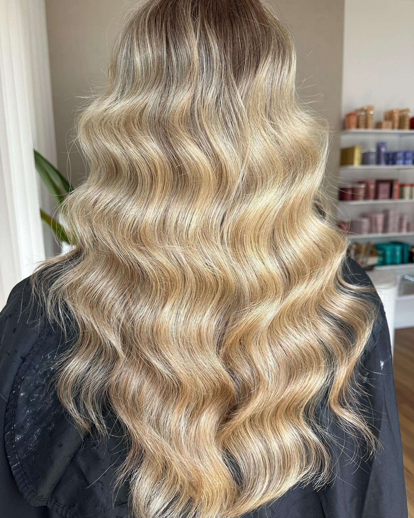 𝙈𝙖𝙠𝙚 𝙒𝙖𝙫𝙚𝙨 🌊🐚 
Stylist ~ Courtney

Have you seen our latest 𝗴𝗶𝘃𝗲𝗮𝘄𝗮𝘆? 
There are still a few days left to be in the draw! Check out our pinned post for details ✨ 

🤍

With the ghd Wave Wand, you can achieve effortless, tousled wav