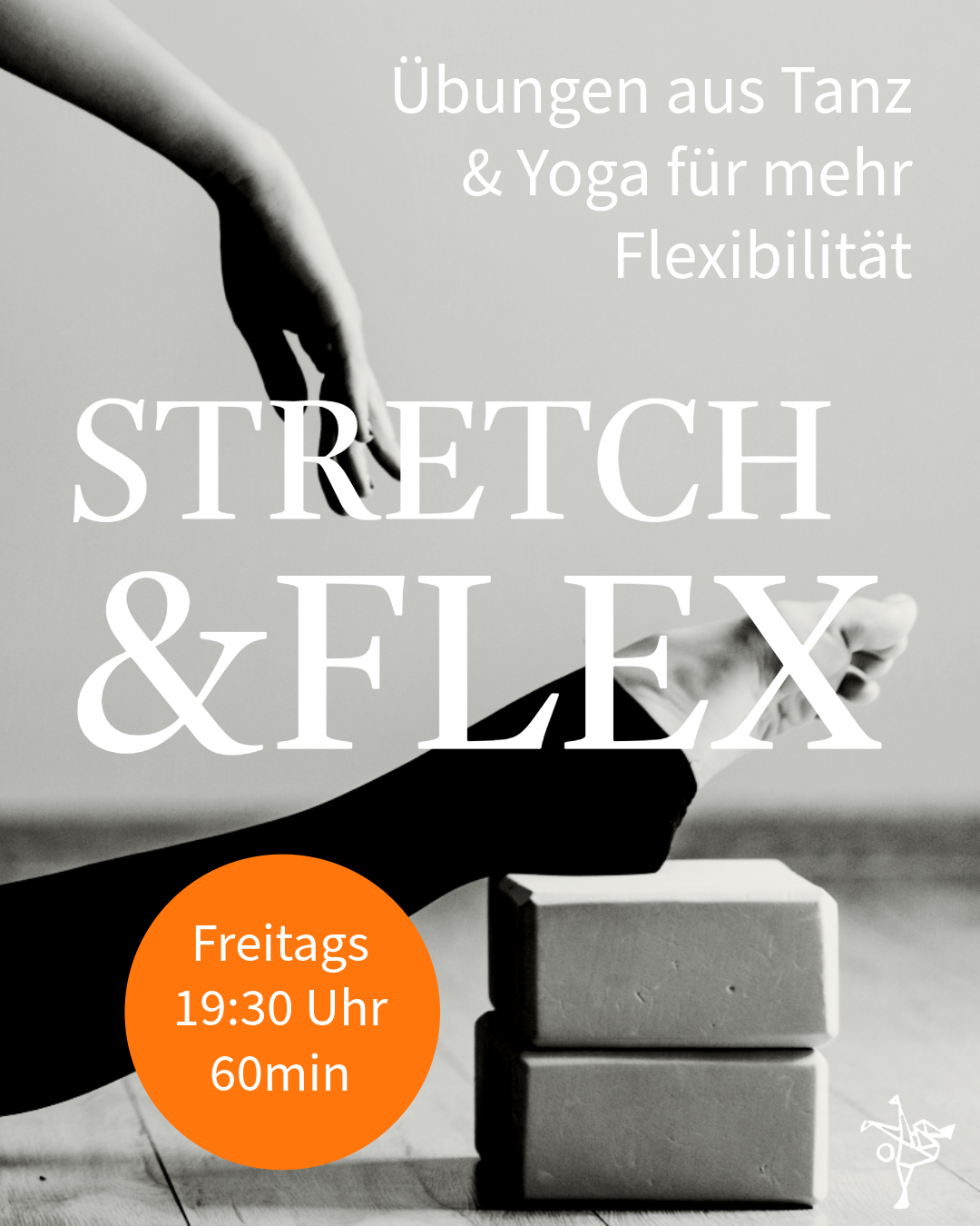 Schwarz-Weiß-Foto einer Hand, die auf einem Yoga-Block liegt, mit Text, der auf einen Kurs über Dehnungs- und Flexibilitätstraining hinweist, der freitags um 19:30 Uhr für 60 Minuten stattfindet.