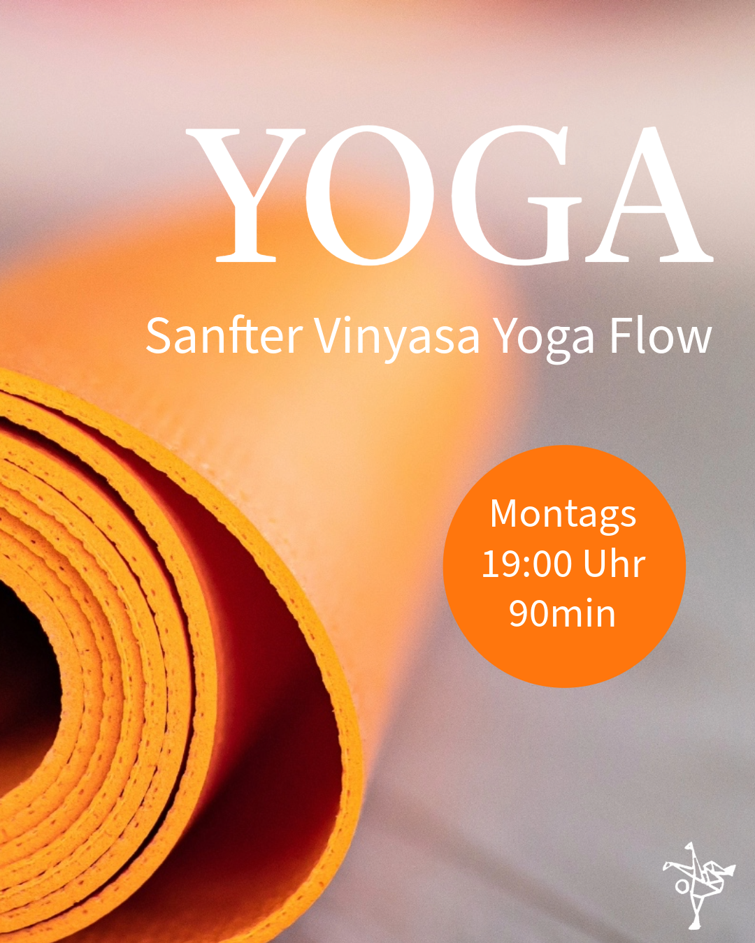 Ein Bild einer aufgerollten Yogamatten in Gelb mit Textinformationen über einen Yogakurs, der montags um 19:00 Uhr für 90 Minuten stattfindet.