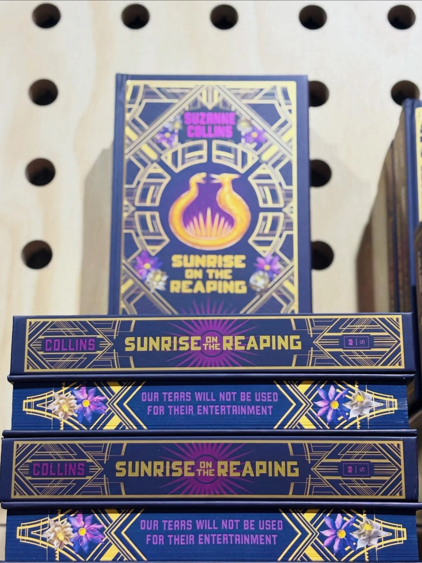 ❄️Sunrise on the Reaping - Deluxe Edition ❄️

The hardcover sprayed edge edition of Sunrise on the Reaping is now in store 📚 

Grab your copy now! 
@scholastic 

For any inquiries, please call us on 8331 0946 📞

#dillonsbookshop #adelaide #norwood 