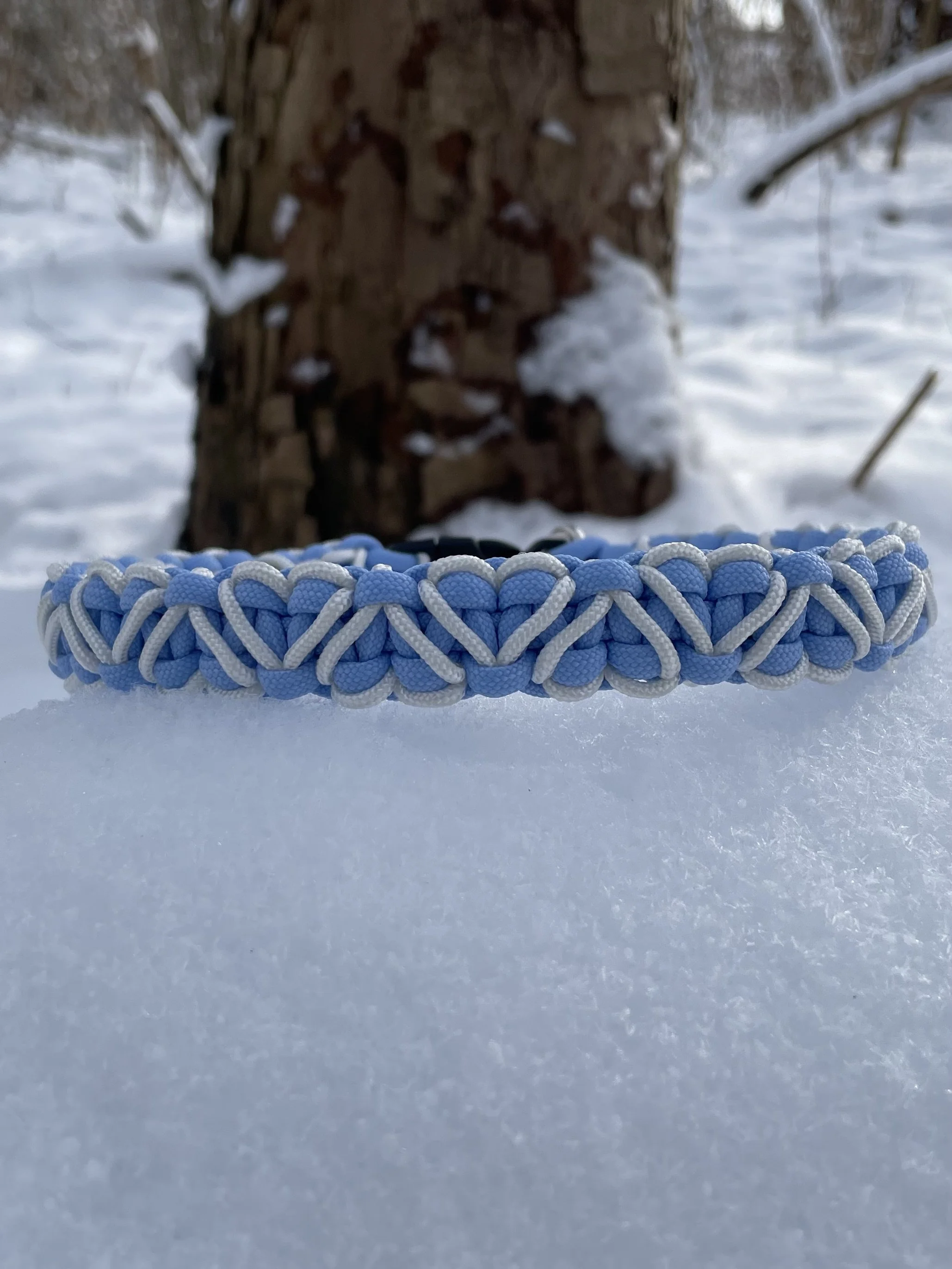 Handgeknüpftes Hundehalsband aus Paracord – Heart Stitched Solomon Knot