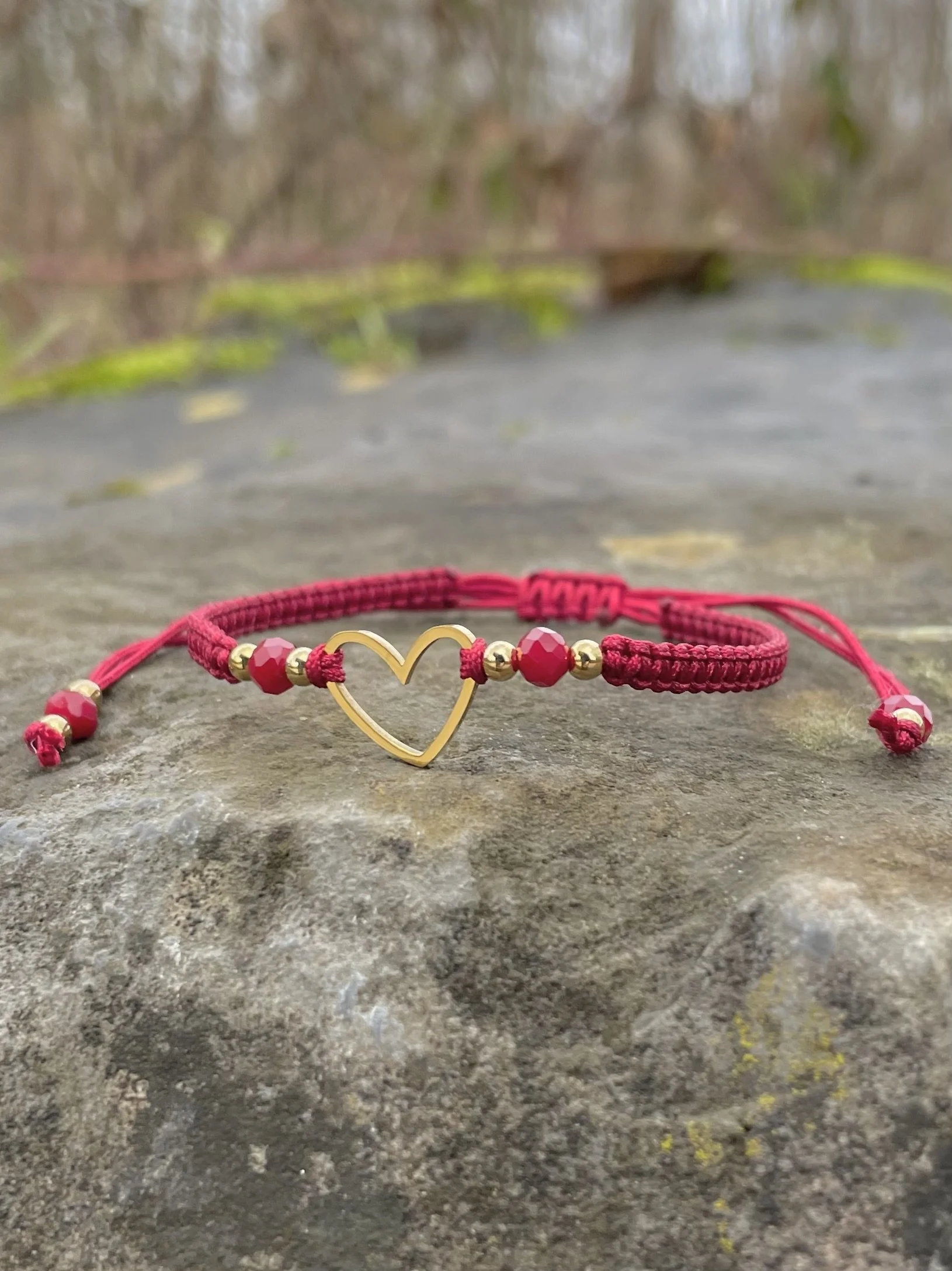 Handgeknüpftes Nanocord Armband mit Herzanhänger aus Edelstahl – individuell konfigurierbar