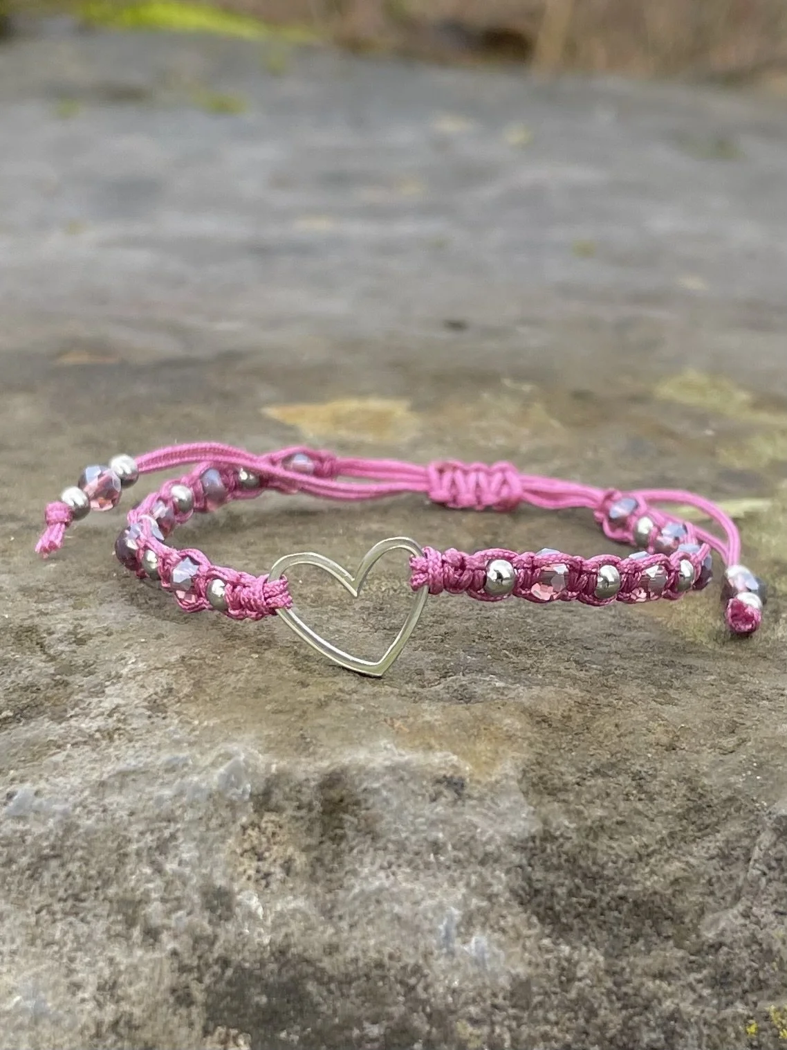 Handgeknüpftes Perlenarmband mit Herzanhänger aus Edelstahl – individuell gestaltbar