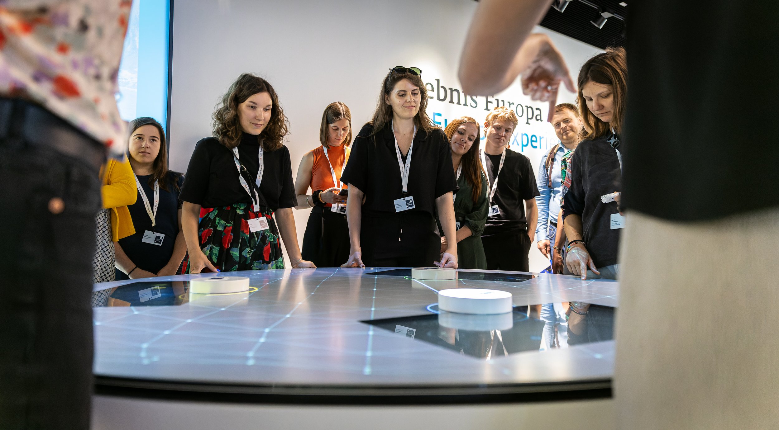  Katrin Fischer und Daniela Brescakovic bei den interaktiven Stationen im “Erlebnis Europa” 