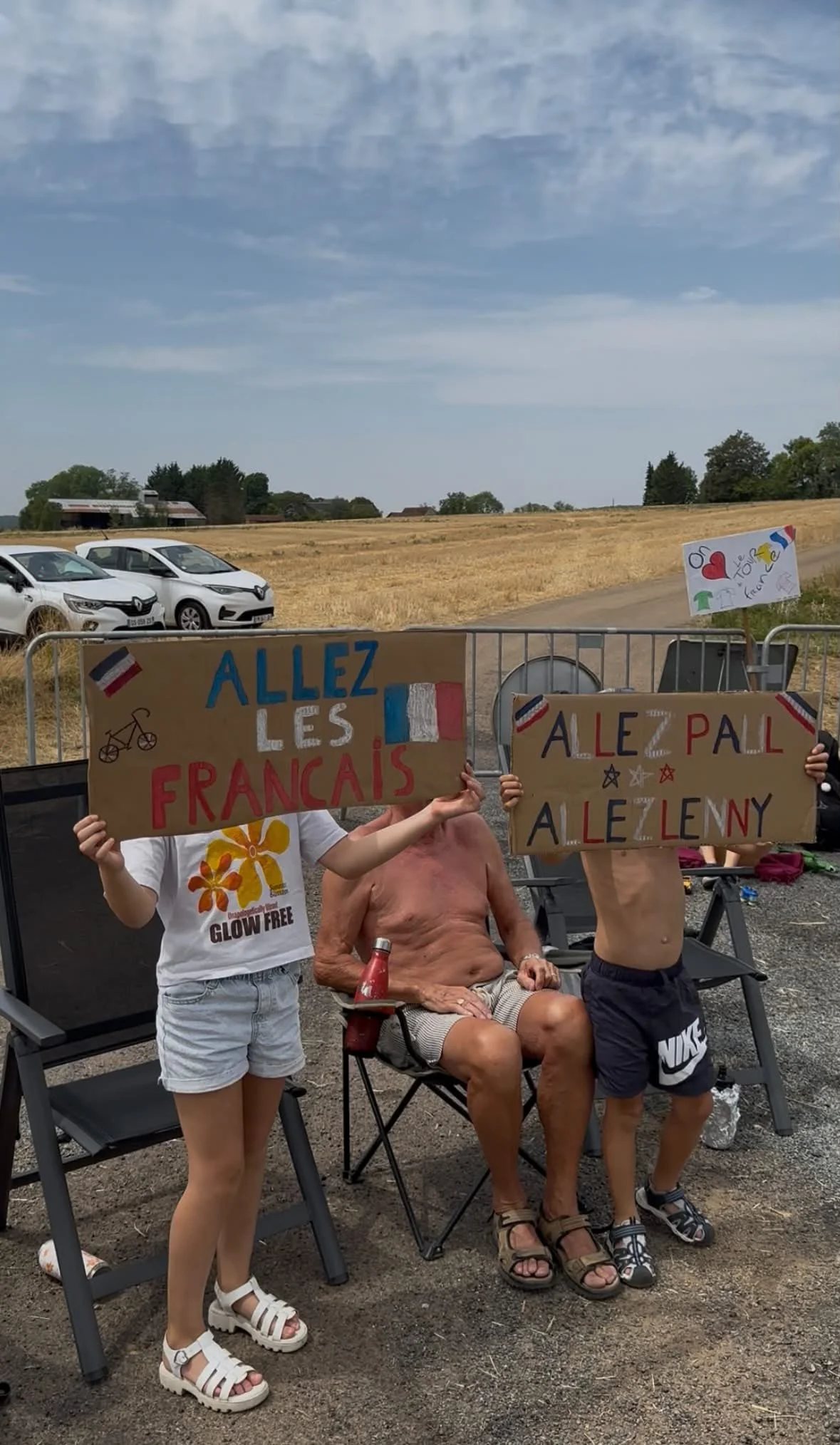 Warten, warten, warten… für ein paar Sekunden Tour de France.