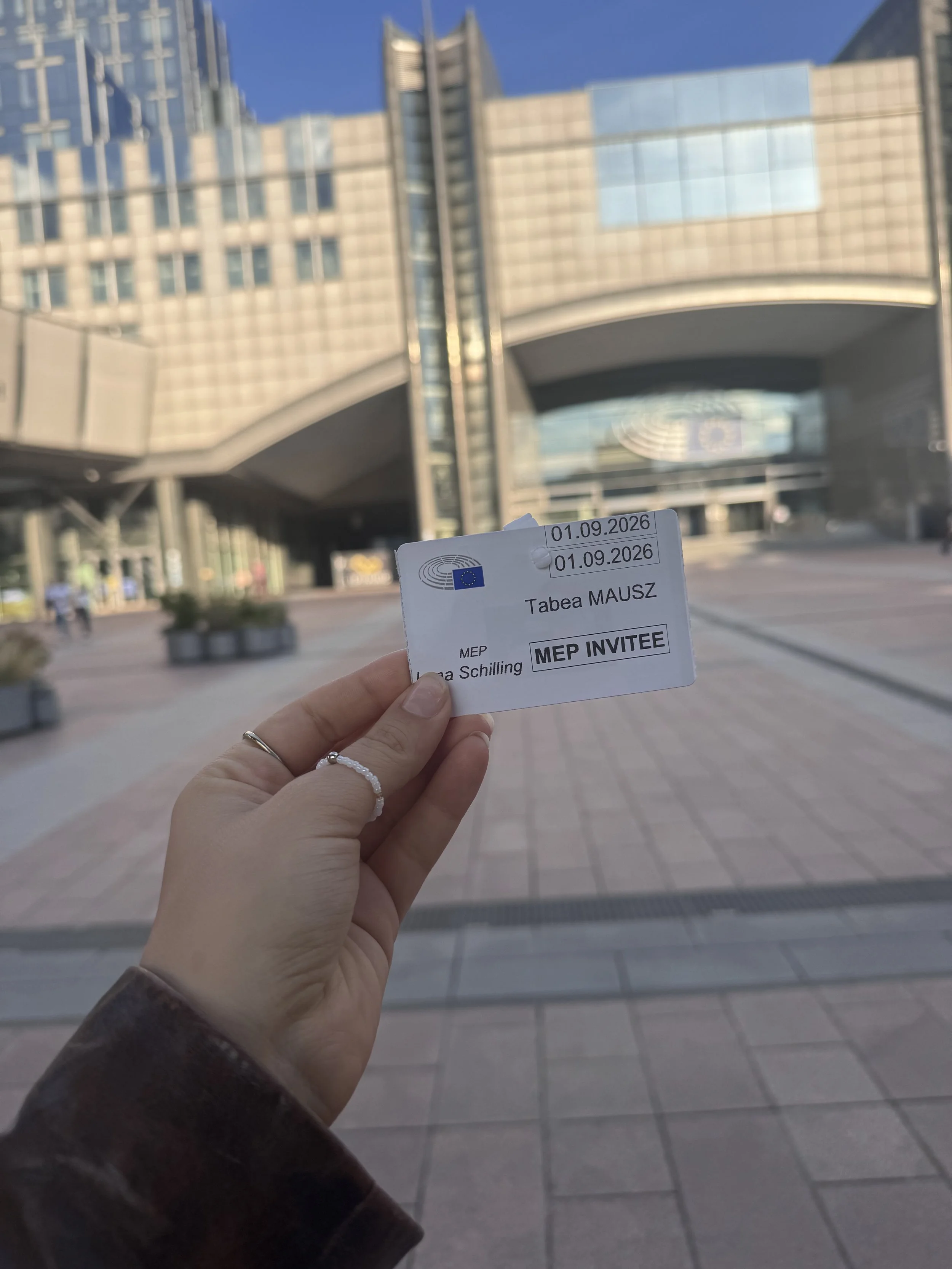 Im EU-Parlament mit Lena Schilling: Ein Gespräch über Hass im Netz und Digitale Gewalt gegen Frauen
