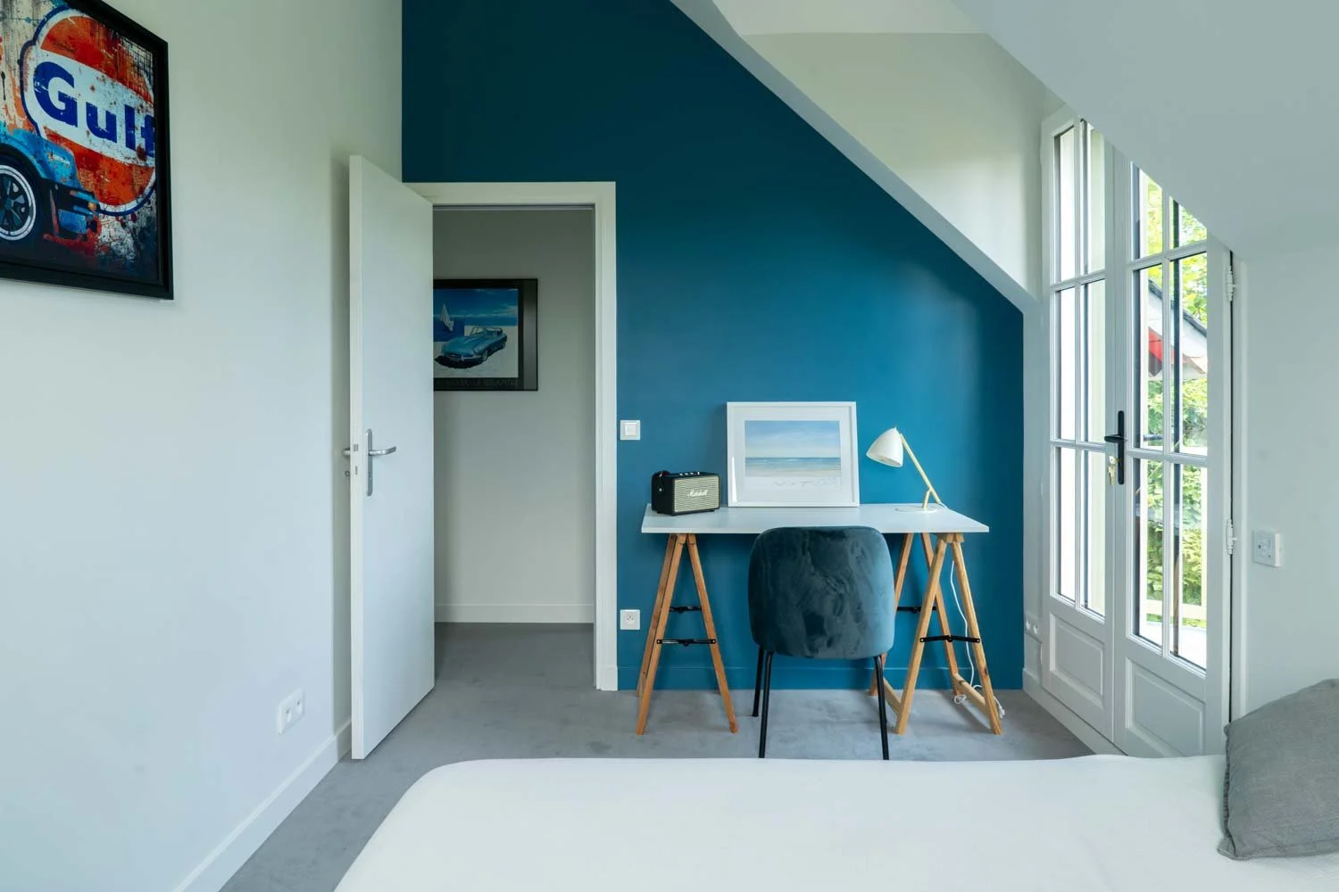 Chambre avec espace bureau après rénovation