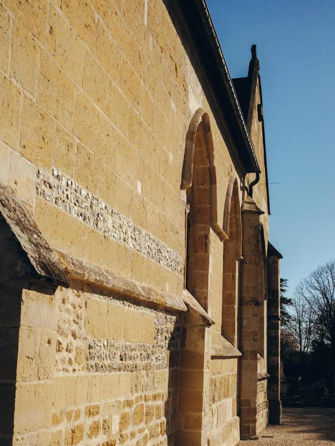Détail de la façade en pierre de l’Église de Tourgéville
