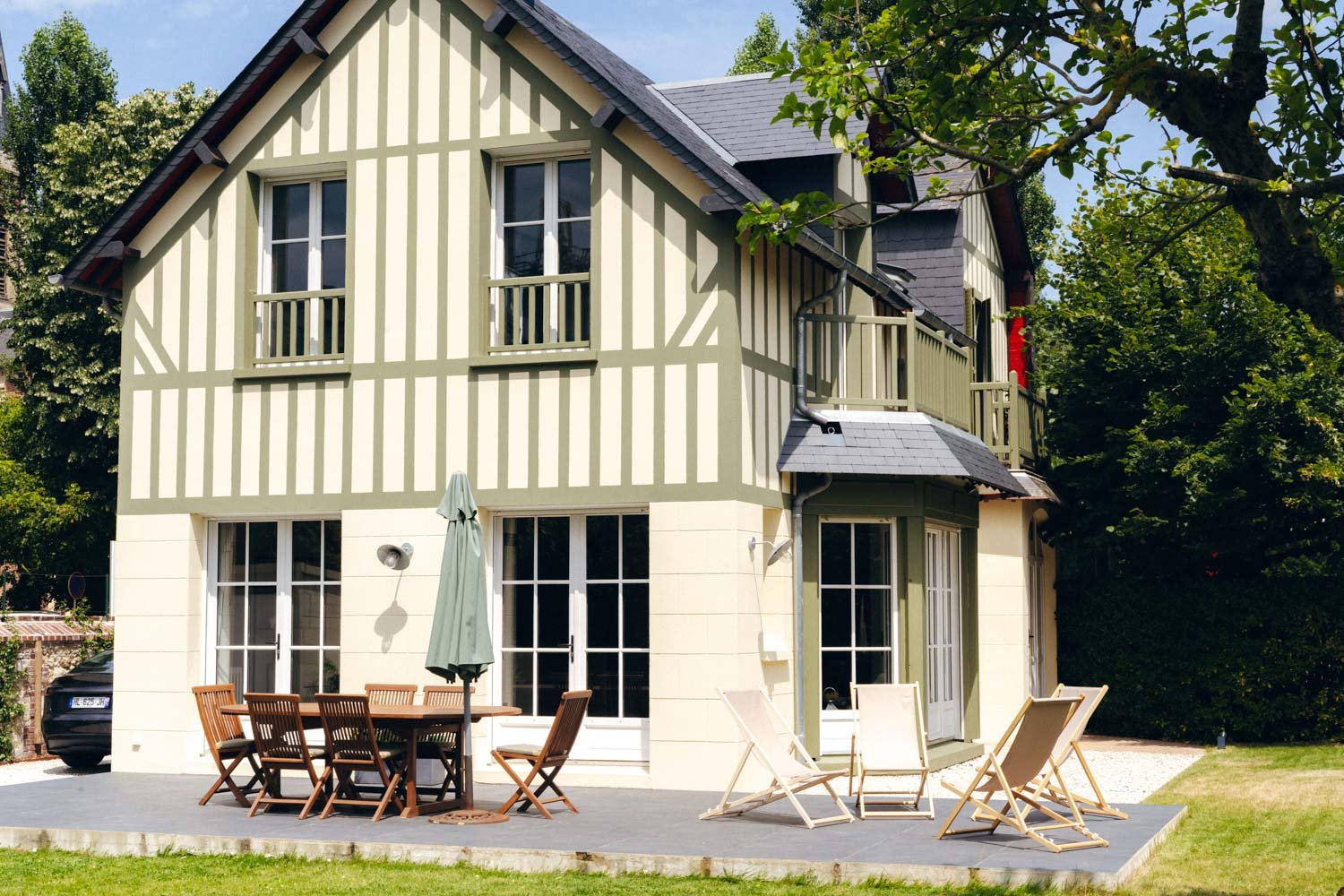 Façade arrière rénovée d’une maison normande à colombages